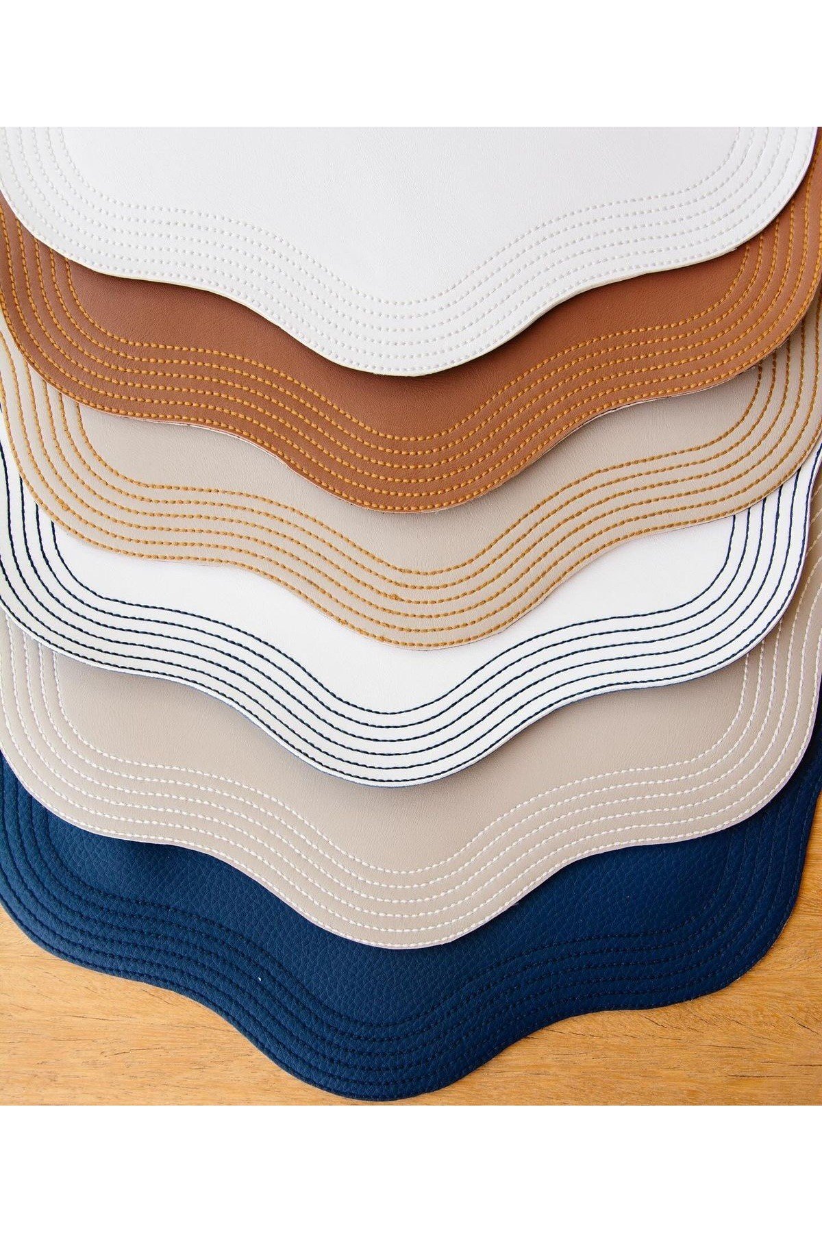 6 Kişilik Deri Nakışlı Amerikan Servis 35 x 35 cm & 6 Adet Bardak Altlığı Hediyeli