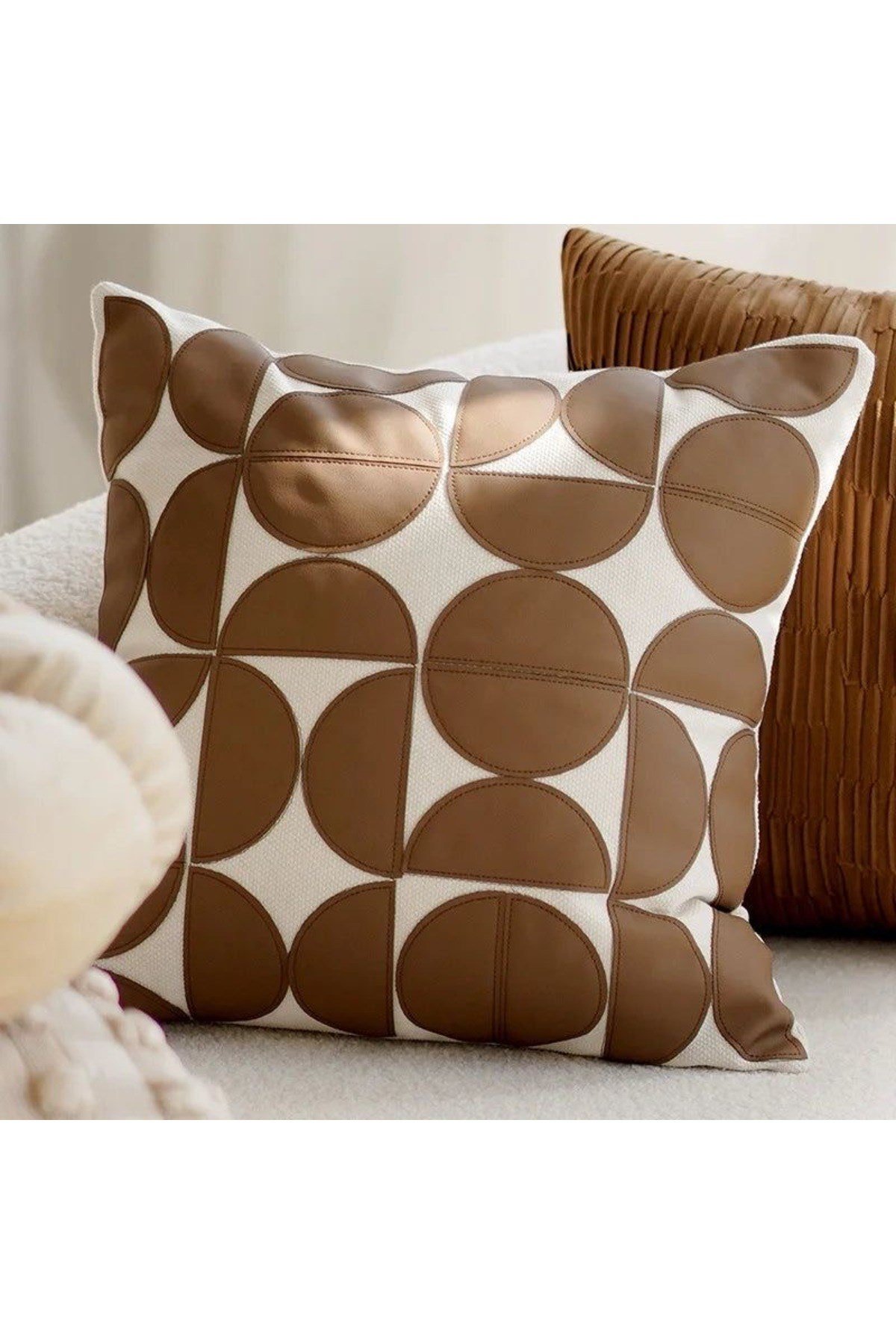 Deri Çeyrek Daire Geometrik Lazer Kesilmli Desen Nakış İşlemli 45 x 45 Kırlent
