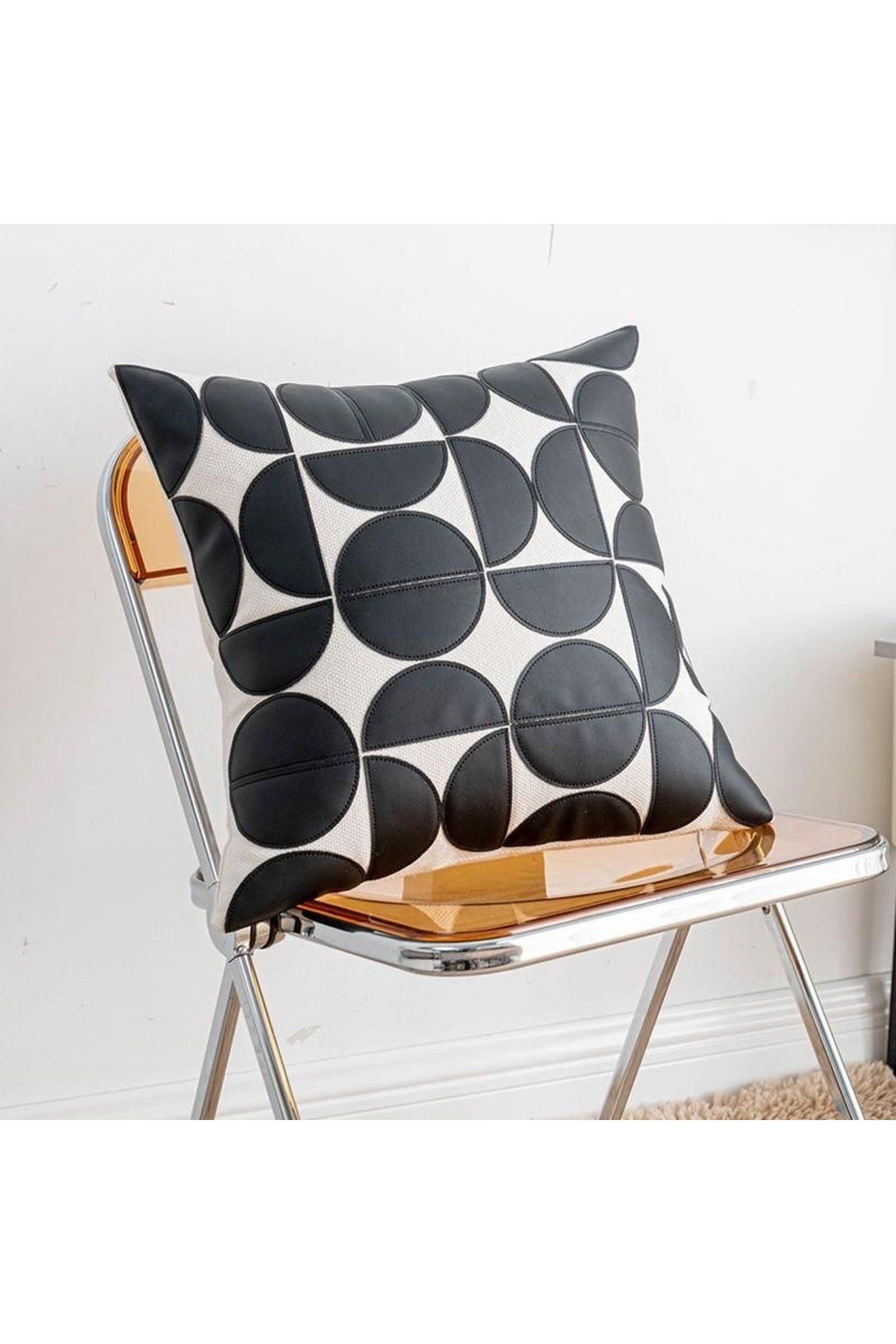 Deri Çeyrek Daire Geometrik Lazer Kesilmli Desen Nakış İşlemli 45 x 45 Kırlent