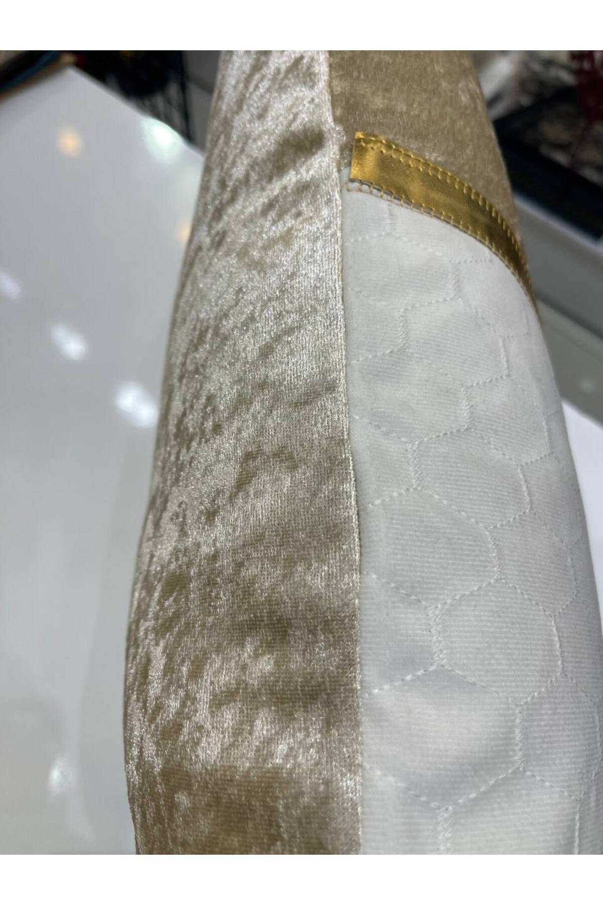 Lüx Parlak Kadife Deri ve Petek Dilimli Nakış Kırlent Kılıfı 43x43