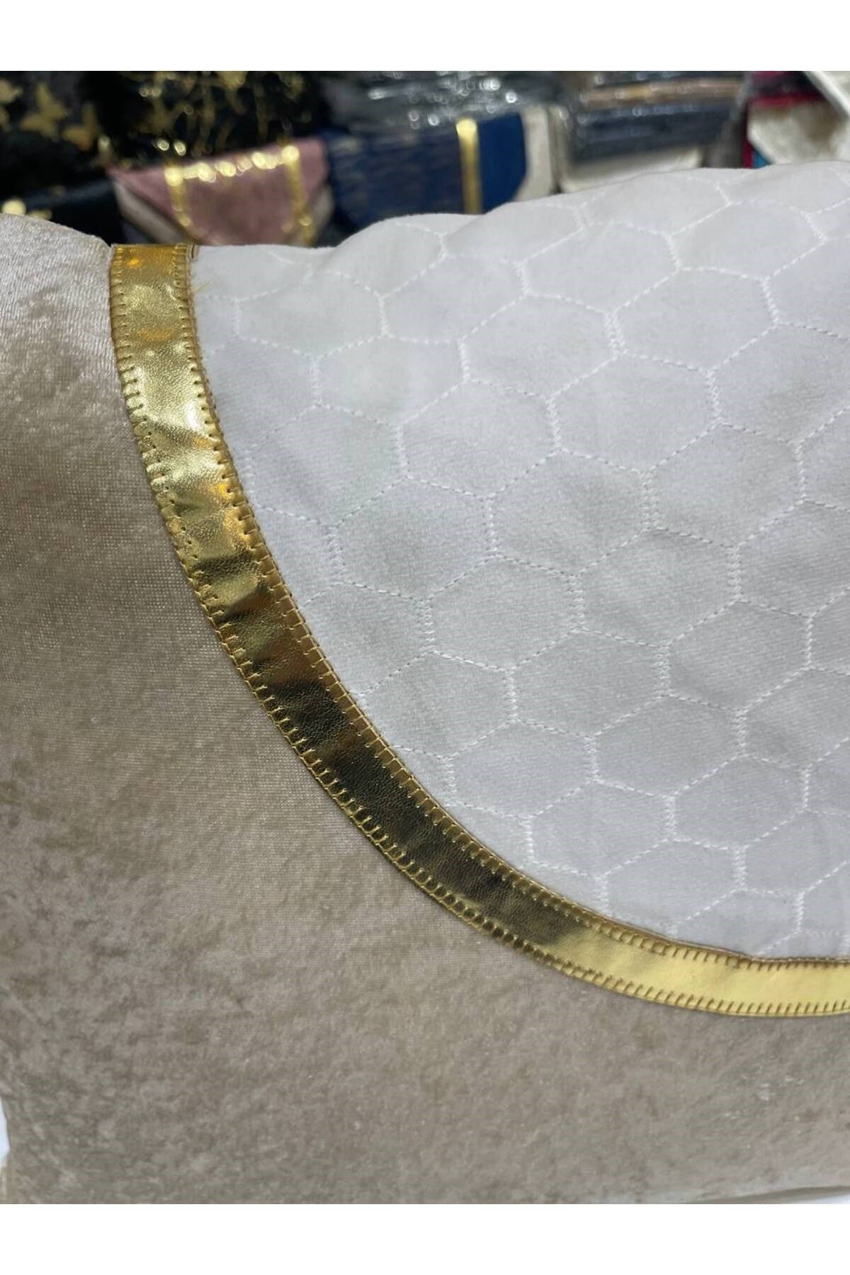 Lüx Parlak Kadife Deri ve Petek Dilimli Nakış Kırlent Kılıfı 43x43