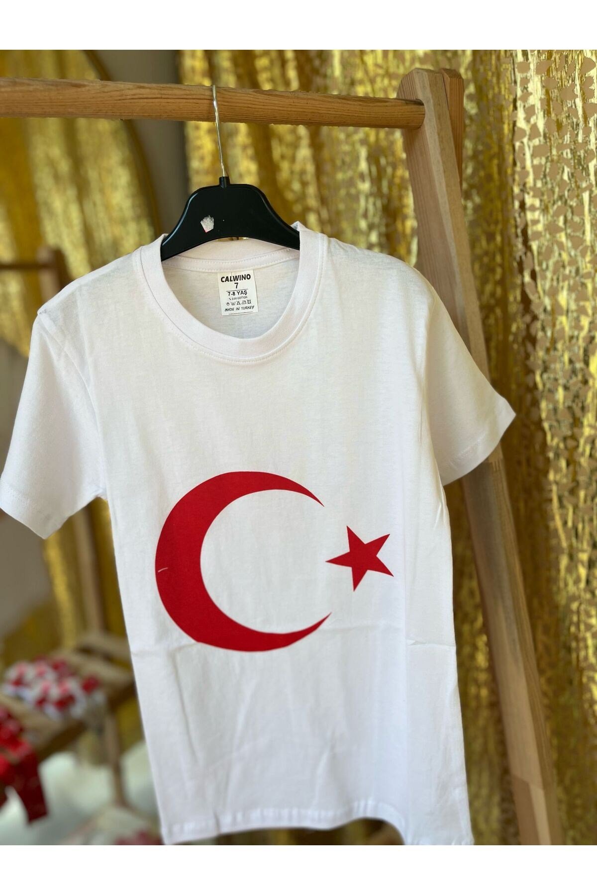 beyaz bayraklı t-shirt