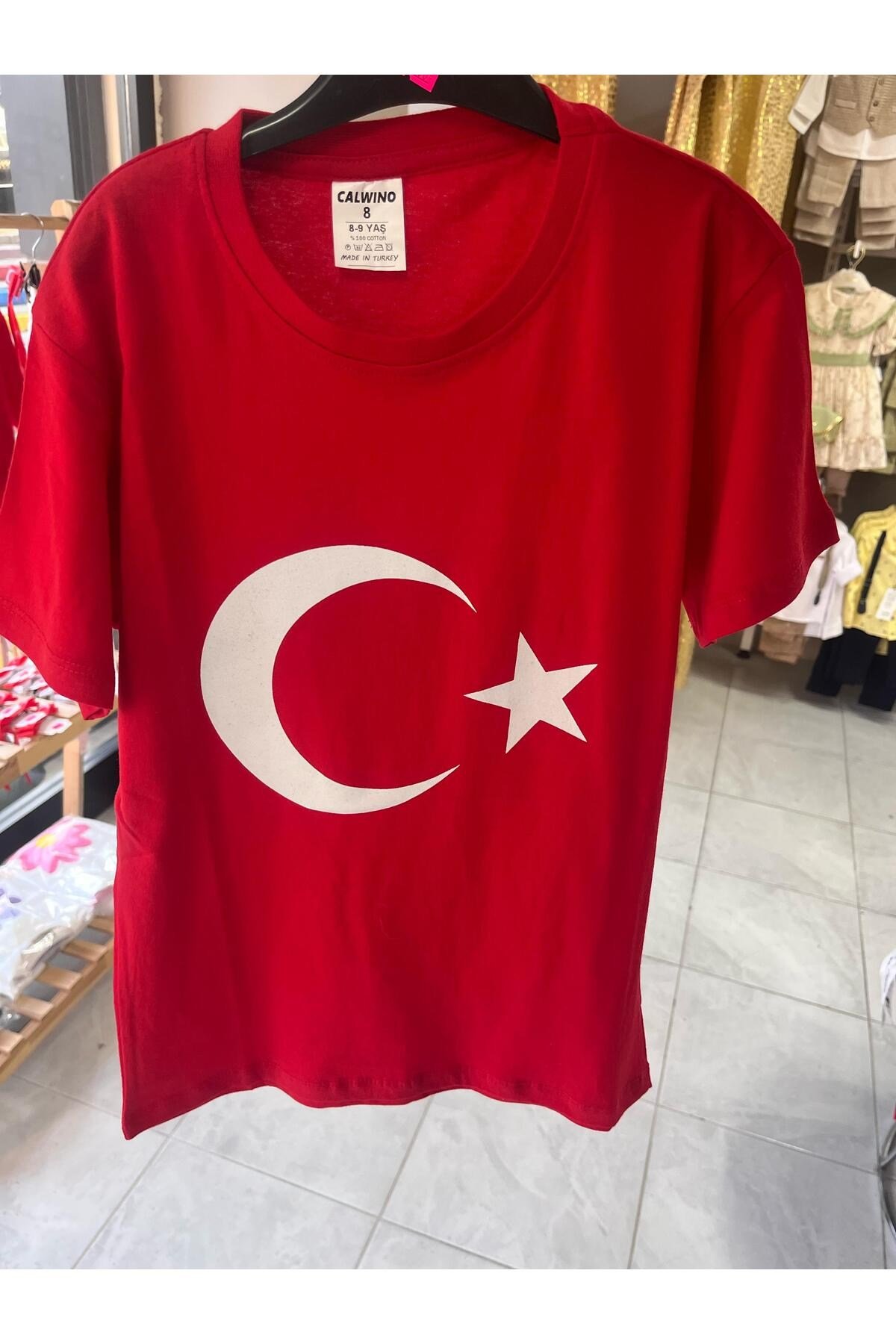kırmızı bayraklı t-shirt