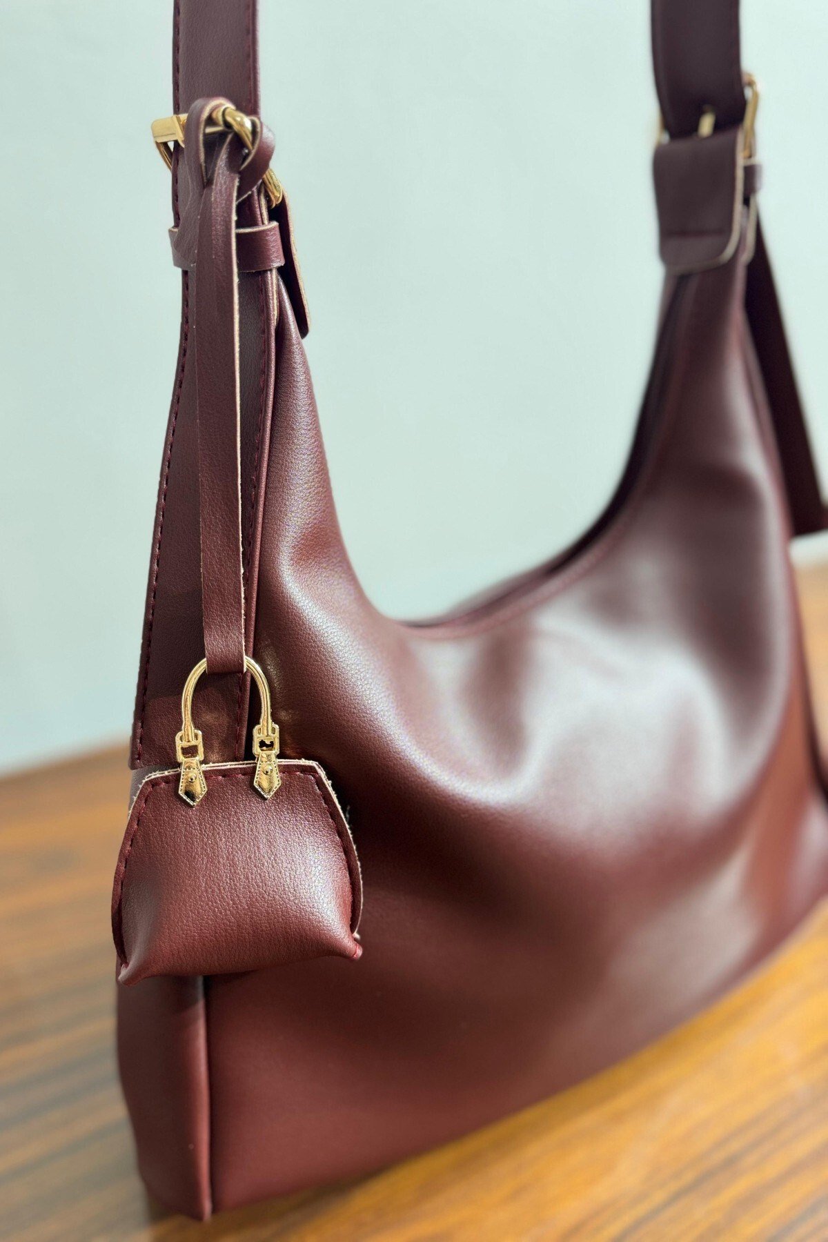 Charm Detaylı Minik Cüzdanlı Deri Omuz Çantası - Bordo