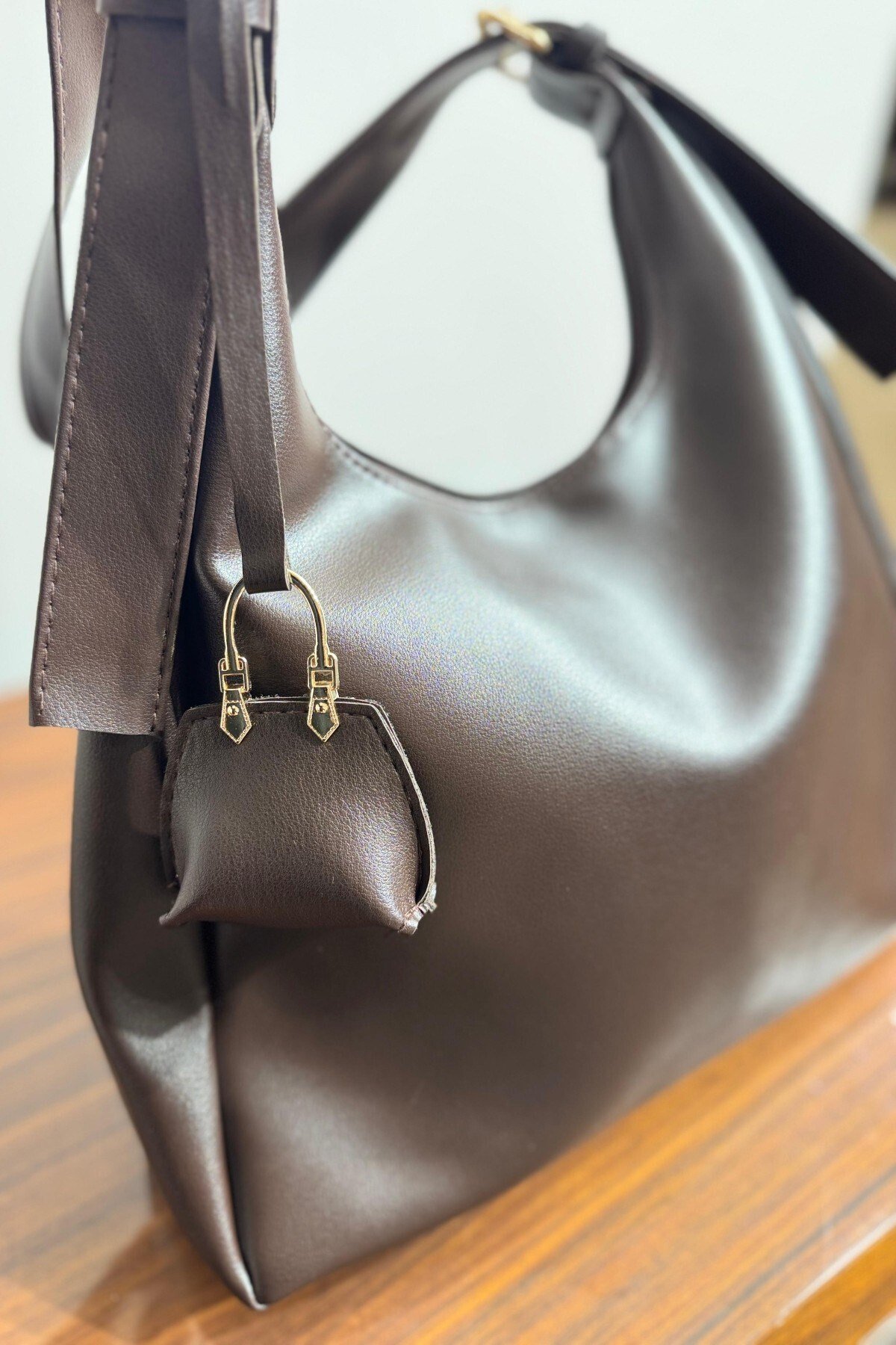 Charm Detaylı Minik Cüzdanlı Deri Omuz Çantası - Kahverengi