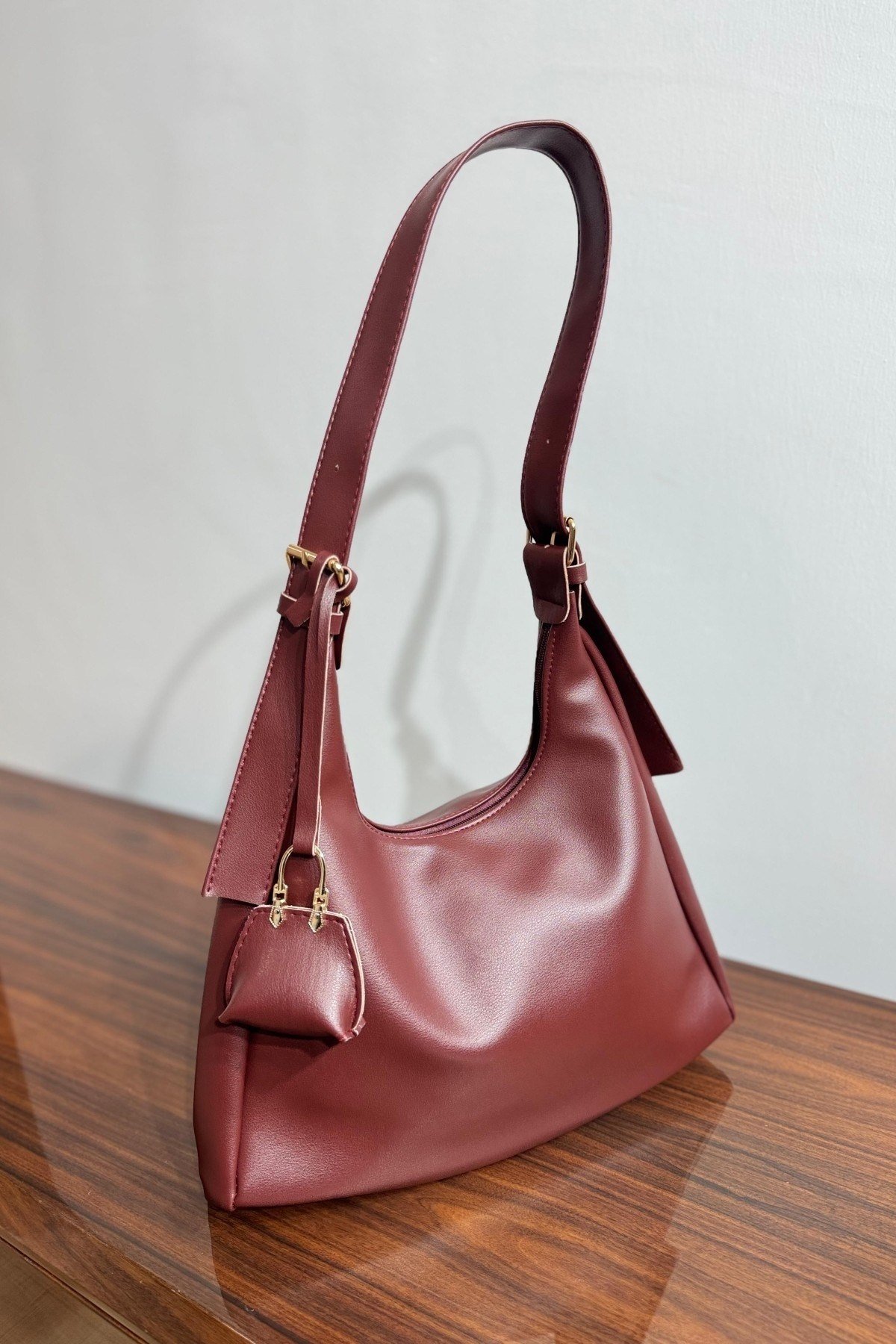 Charm Detaylı Minik Cüzdanlı Deri Omuz Çantası - Bordo