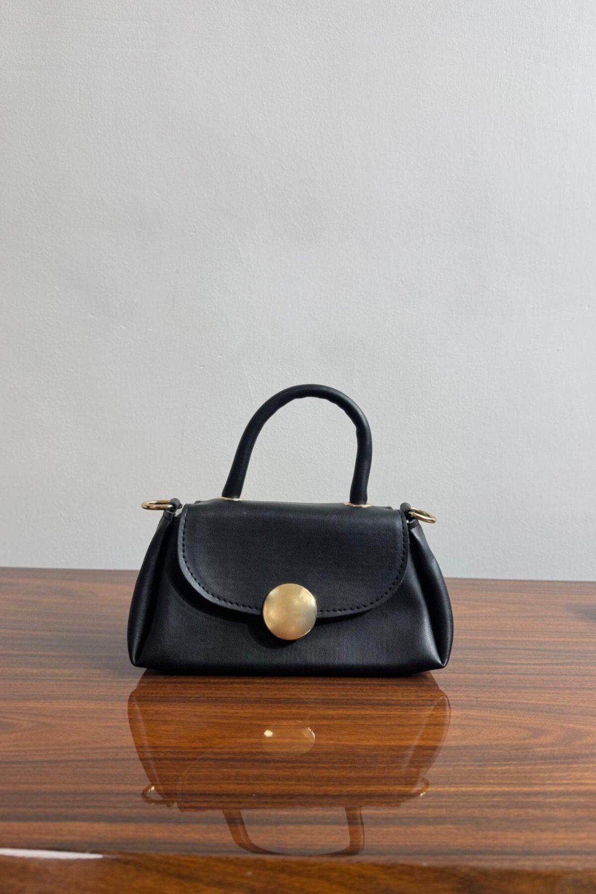 Gold Düğme Kapak Detaylı Deri El ve Omuz Çantası - Siyah