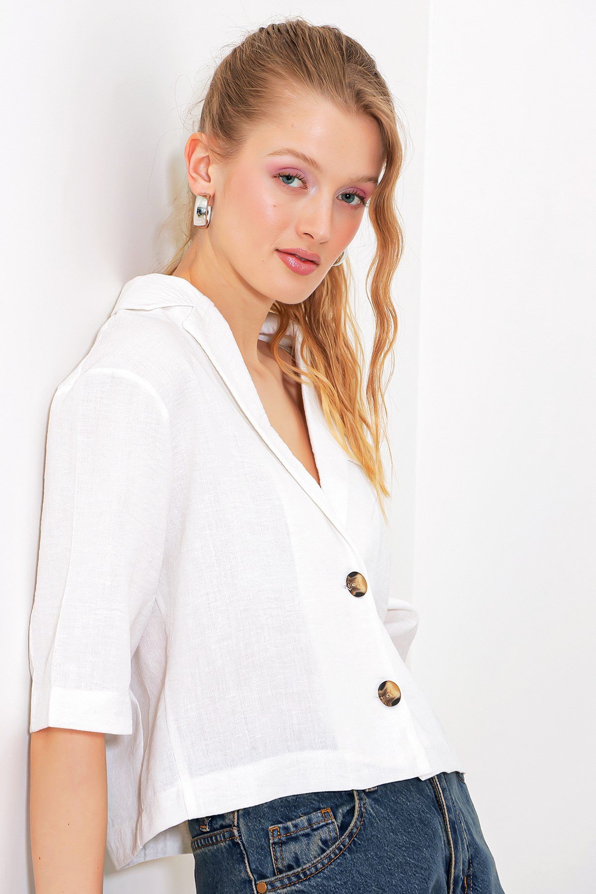 Kadın Beyaz Çift Düğmeli Oversize Crop Keten Ceket 0706
