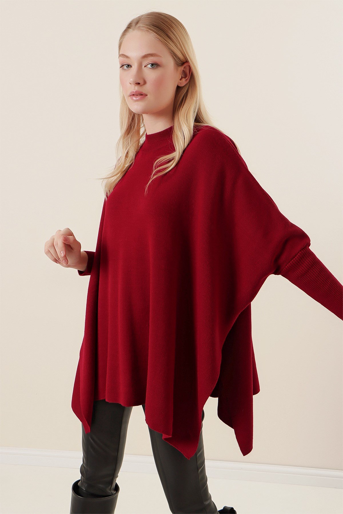 Kadın Bordo Yandan Yırtmaçlı Oversize Panço Kazak