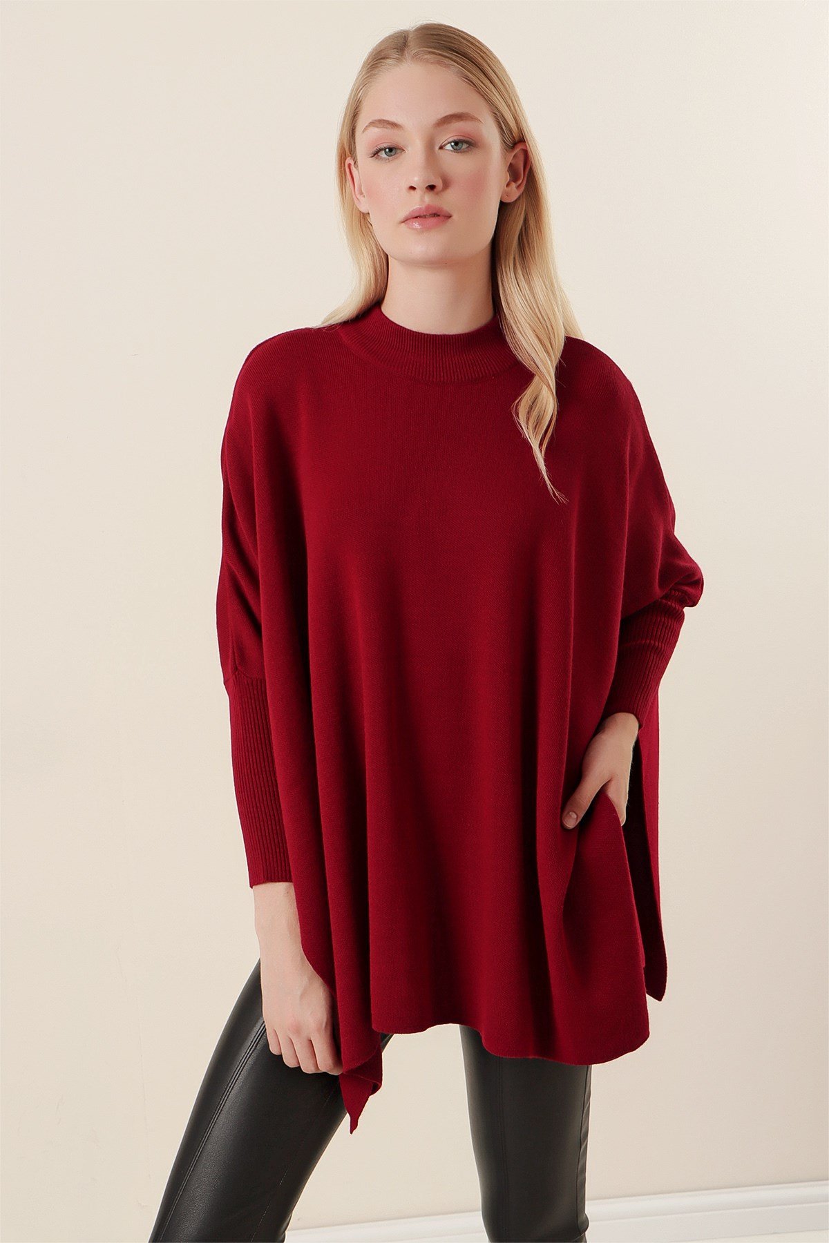 Kadın Bordo Yandan Yırtmaçlı Oversize Panço Kazak