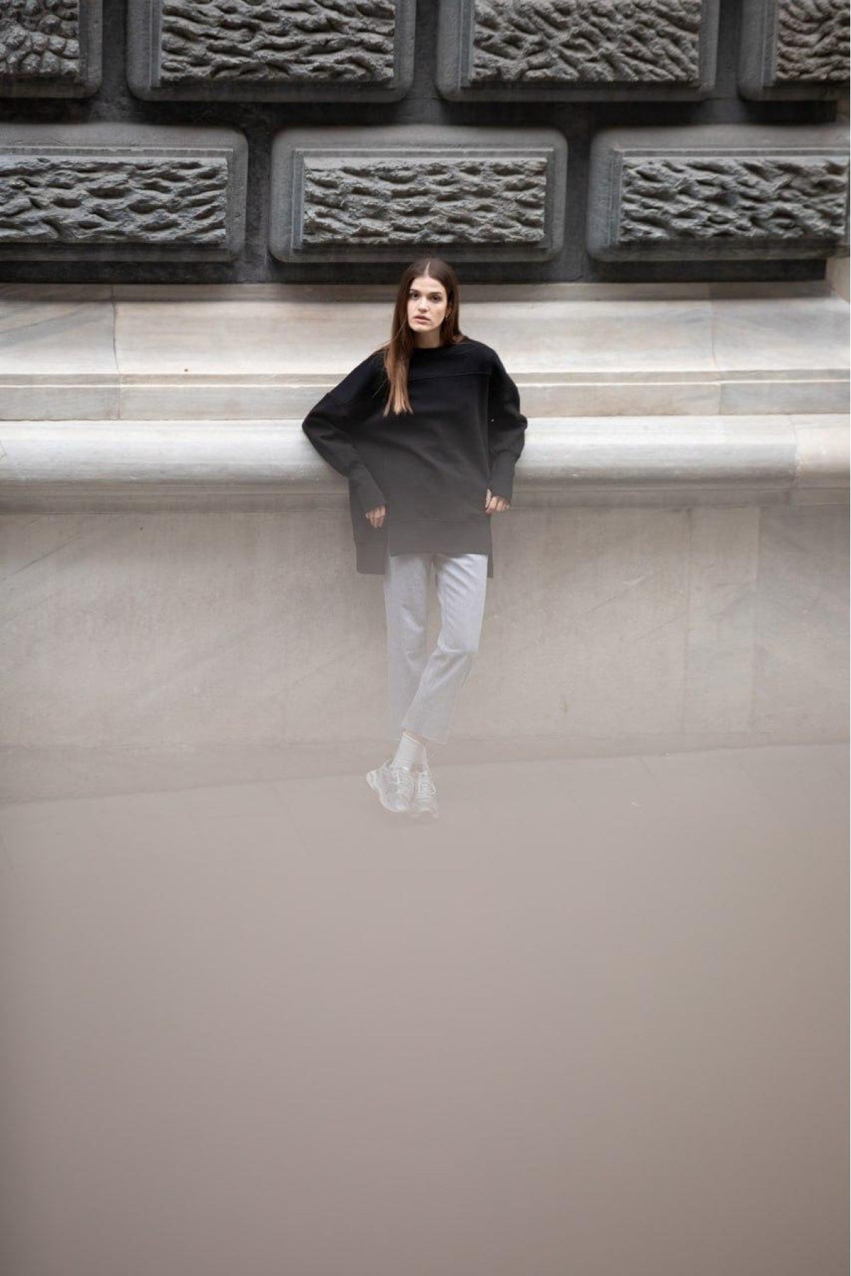 Parmak Geçirme Detaylı Sweatshirt - Siyah