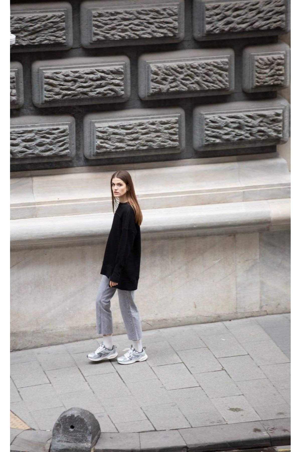 Parmak Geçirme Detaylı Sweatshirt - Siyah