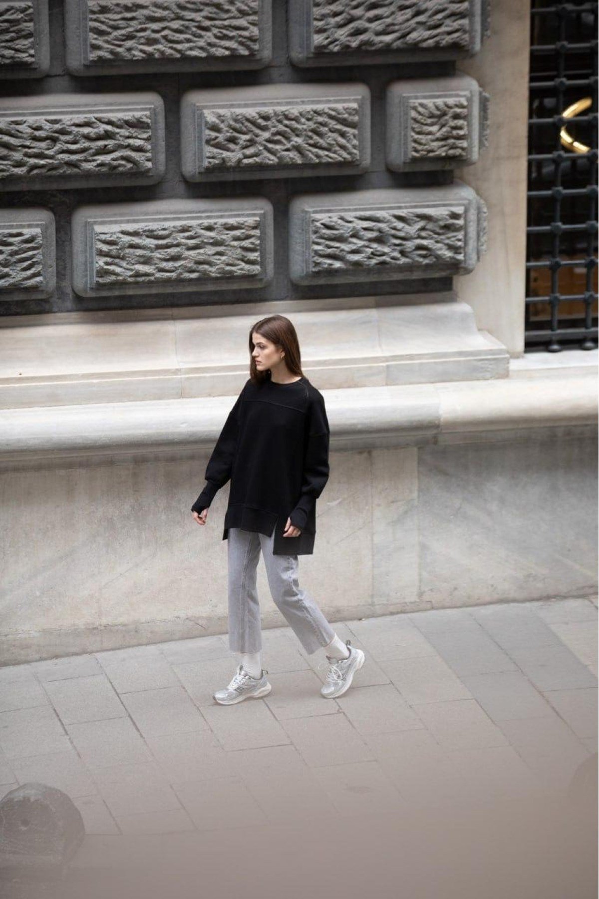 Parmak Geçirme Detaylı Sweatshirt - Siyah