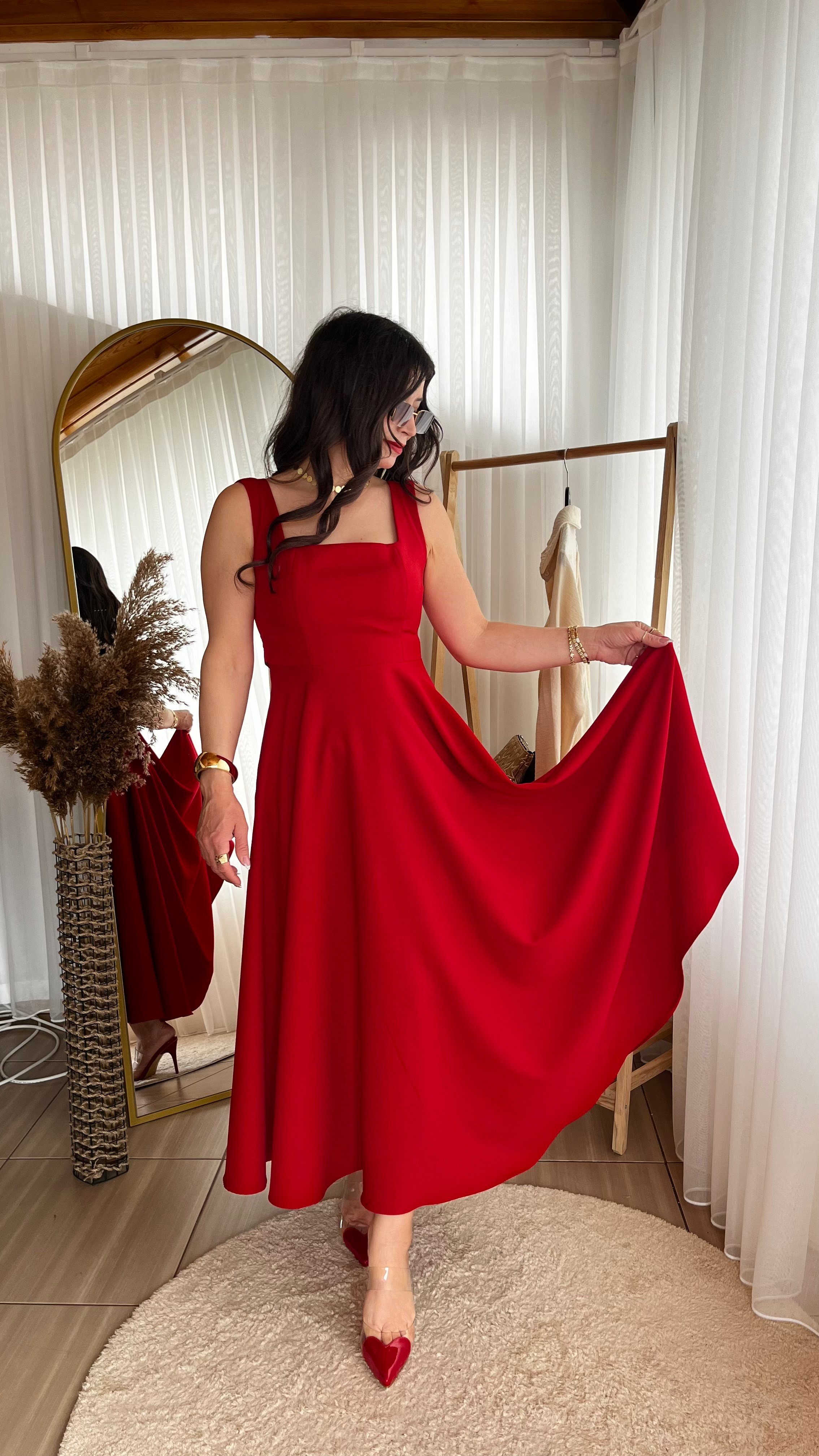 KIRMIZI ELBİSE