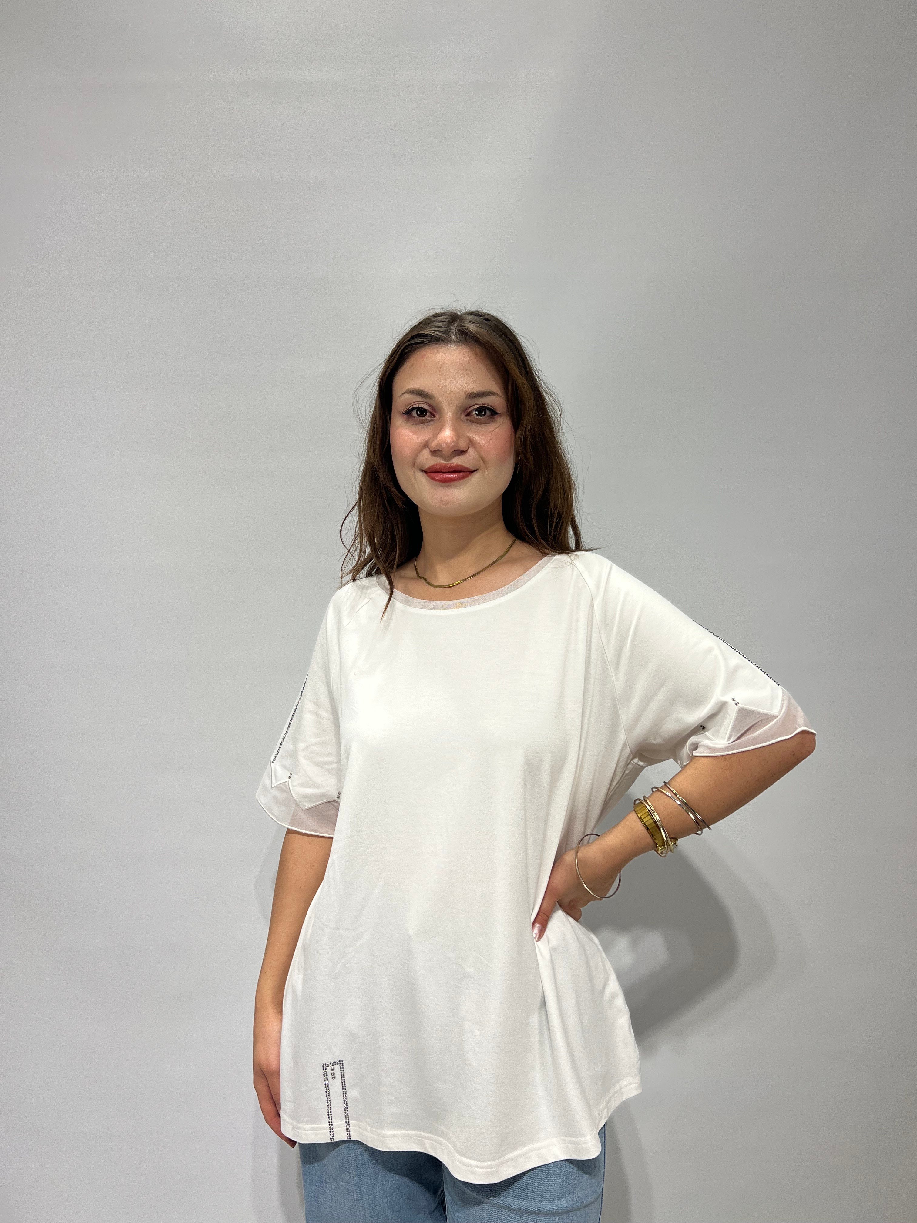 Beyaz Büyük Beden Yuvarlak Yaka Kolları Taşlı Bluz 
