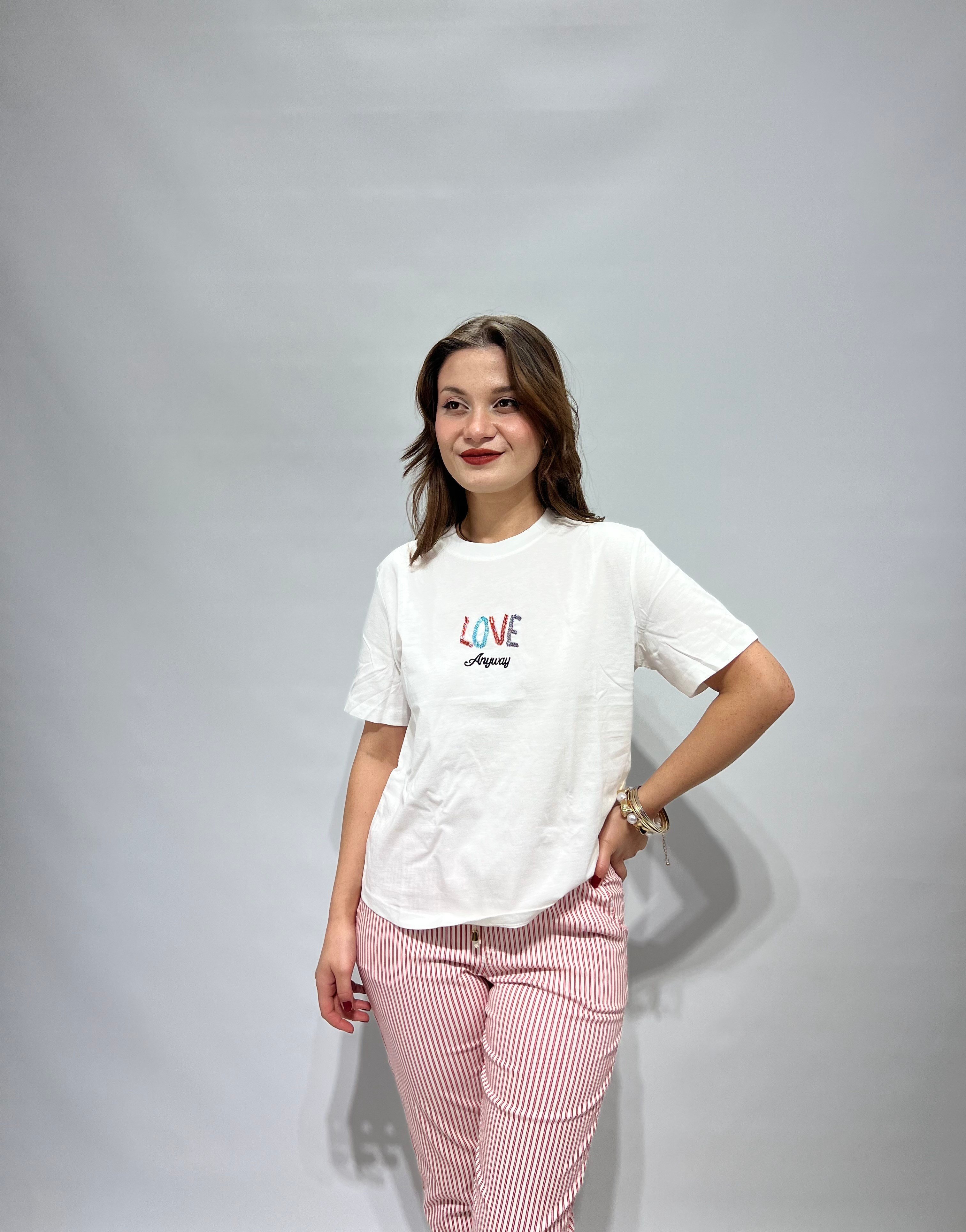 Beyaz Love Yazılı Tişört