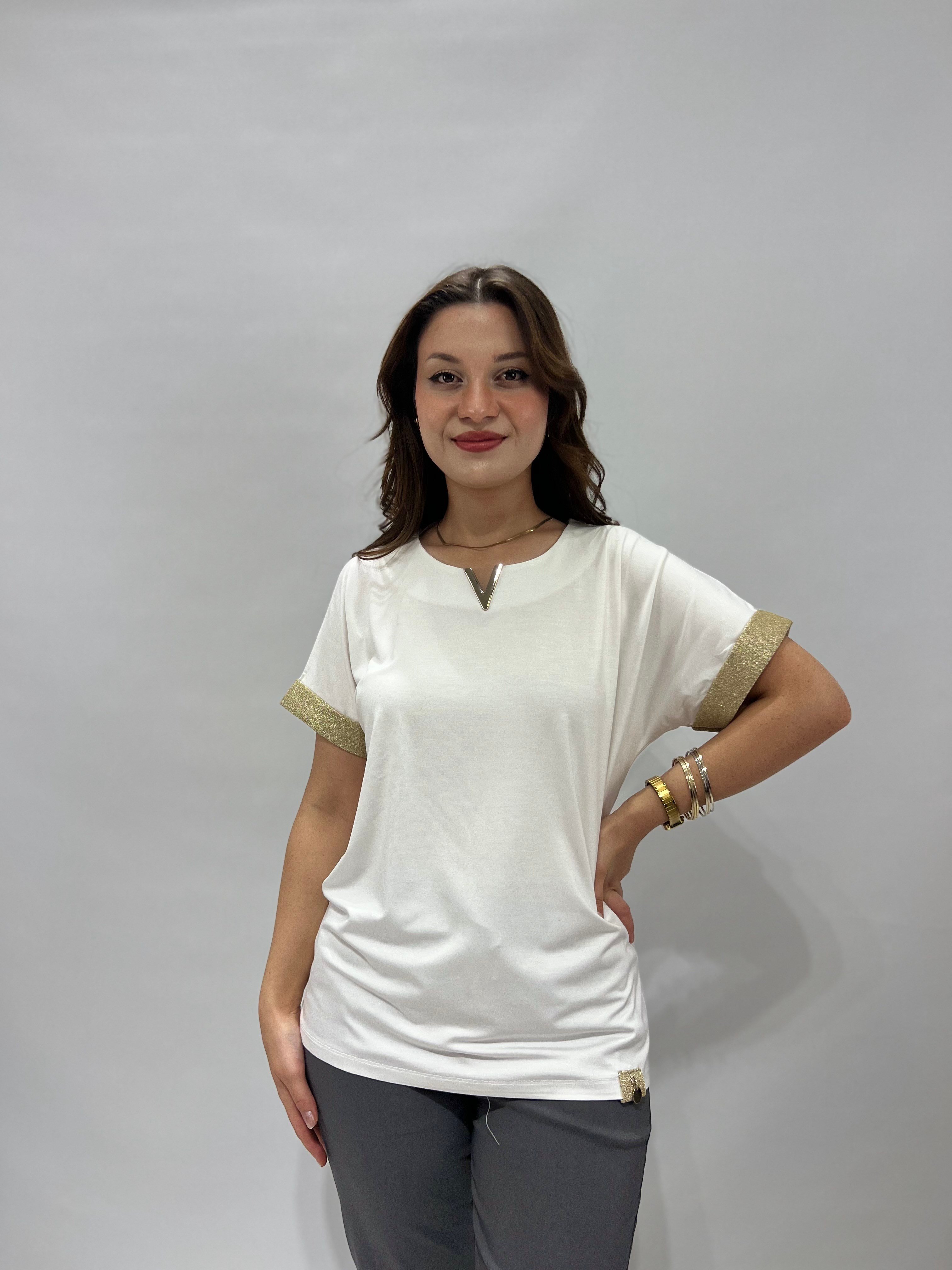 Beyaz V Yaka Toka Detaylı Bluz 