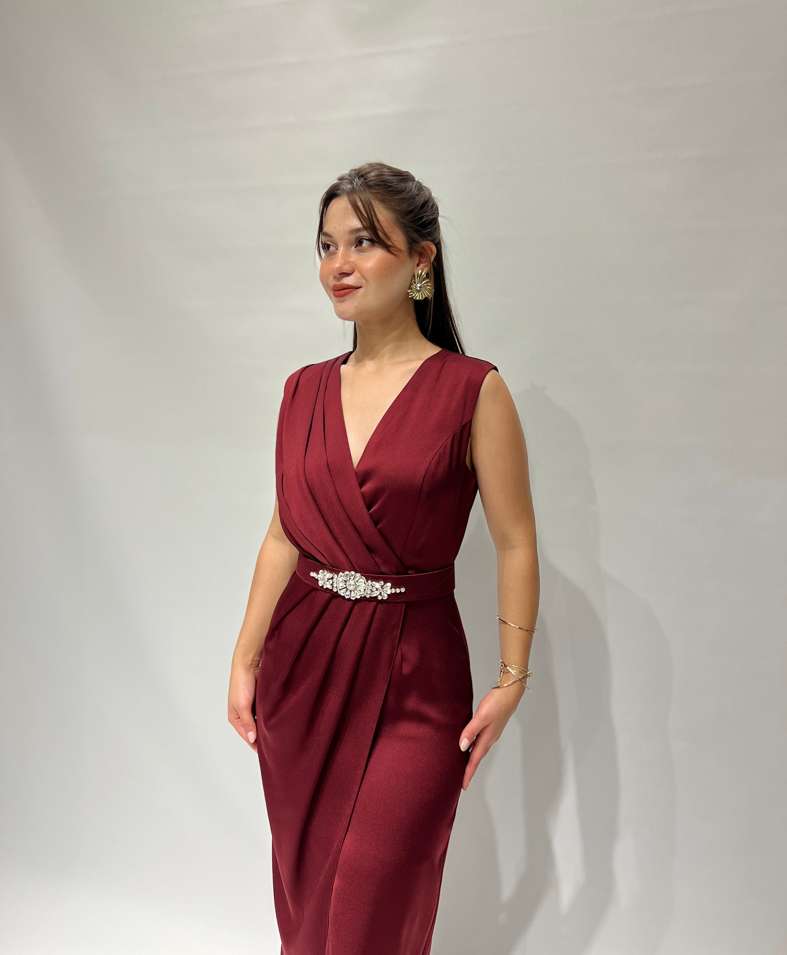 Bordo Kemerli Saten Kısa Abiye