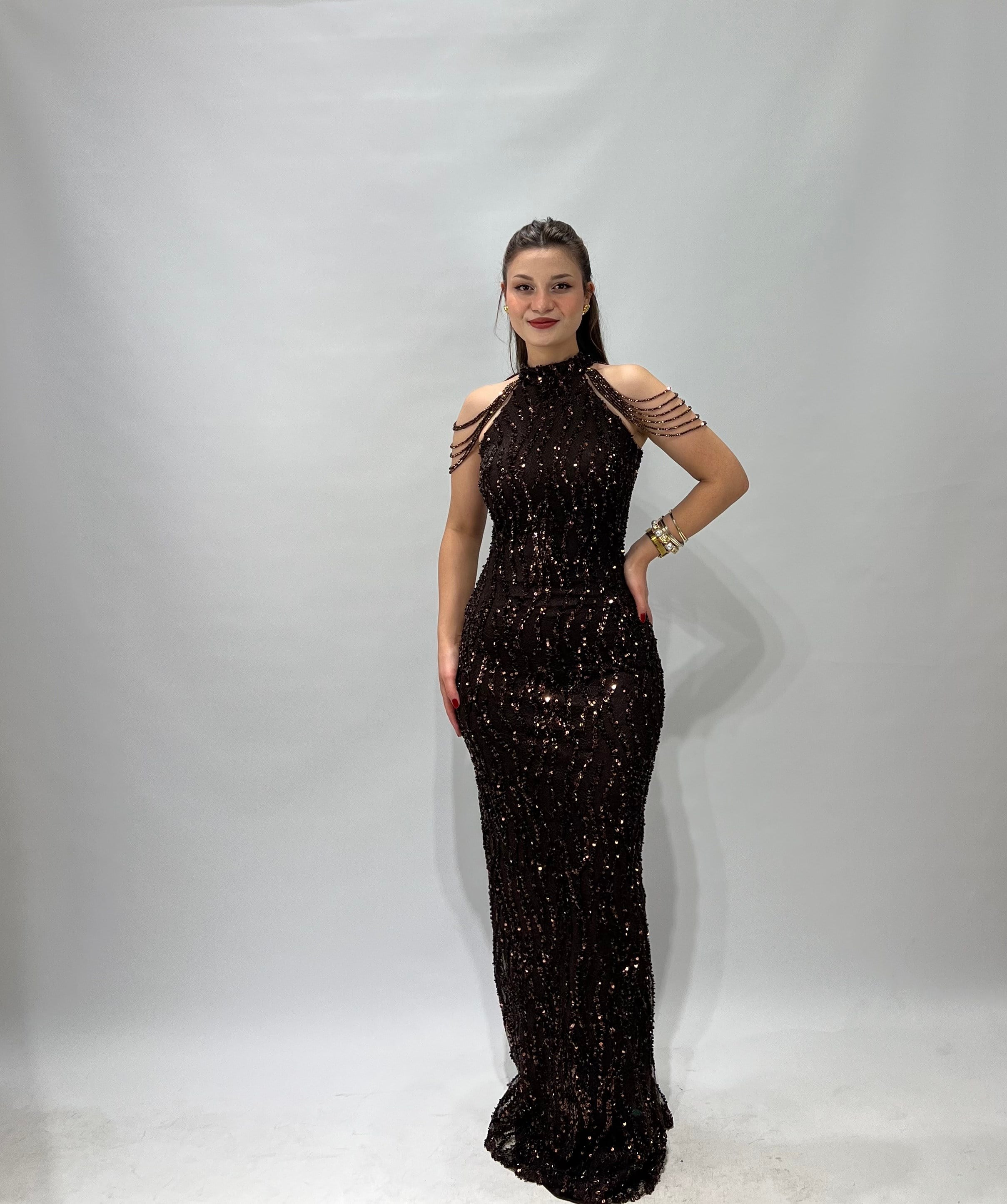 Kahverengi Halter Yaka Kolları Boncuk Elbise