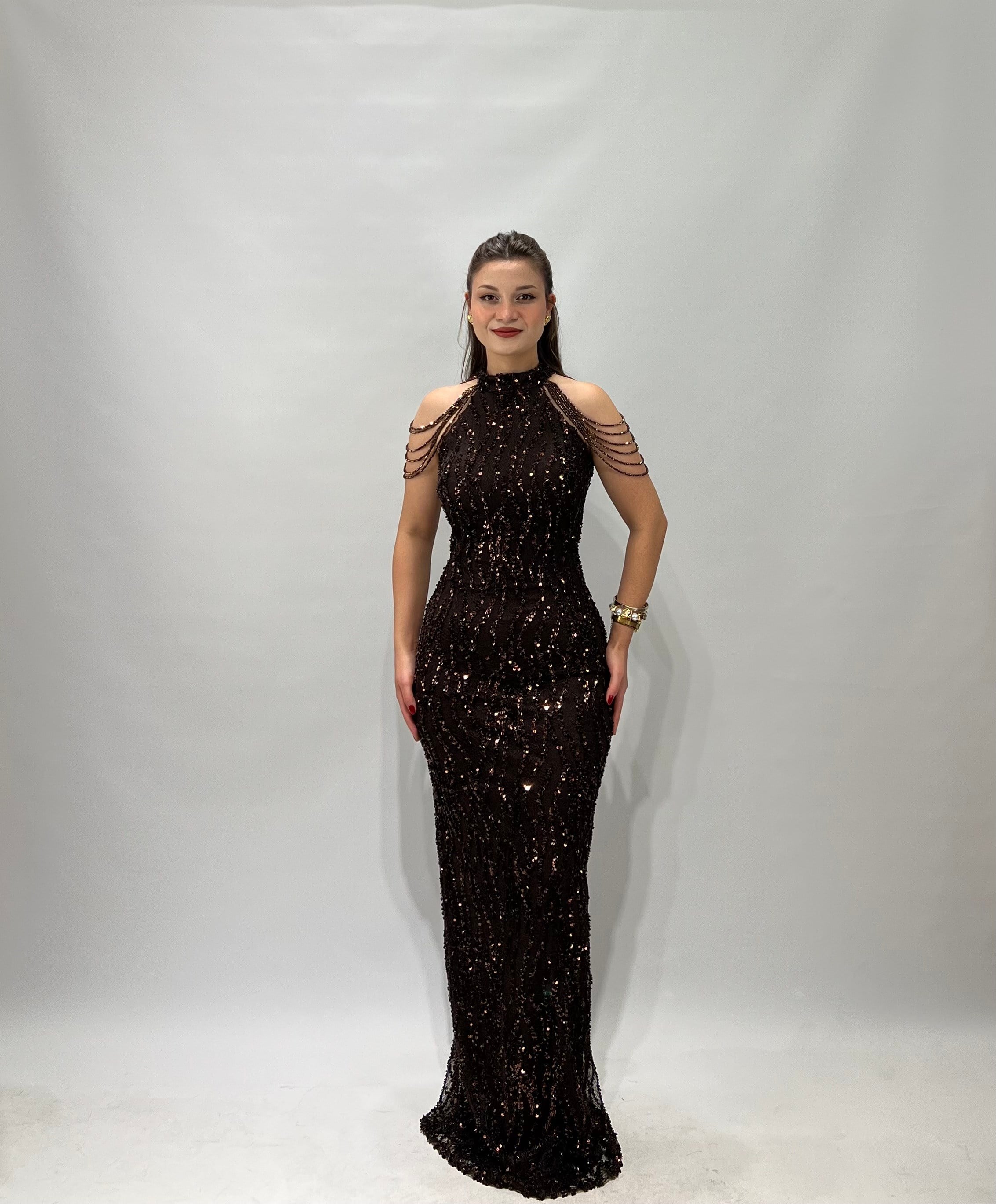Kahverengi Halter Yaka Kolları Boncuk Elbise