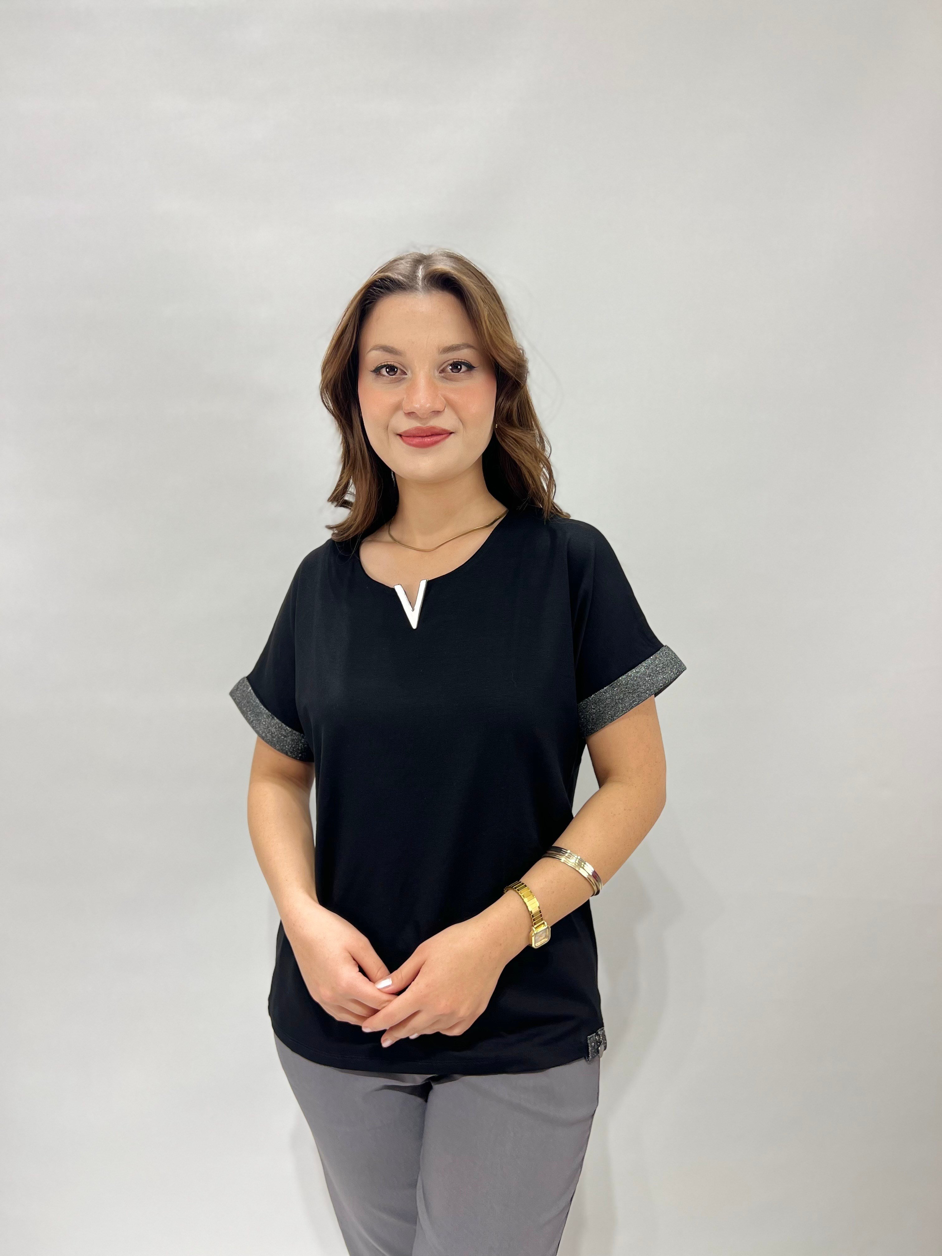 Siyah V Yaka Toka Detaylı Bluz 