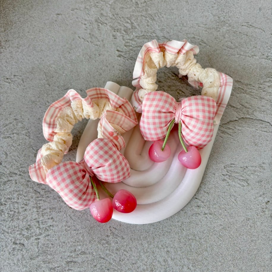 PÖTİKARELİ PEMBE KİRAZLI LASTİK TOKA