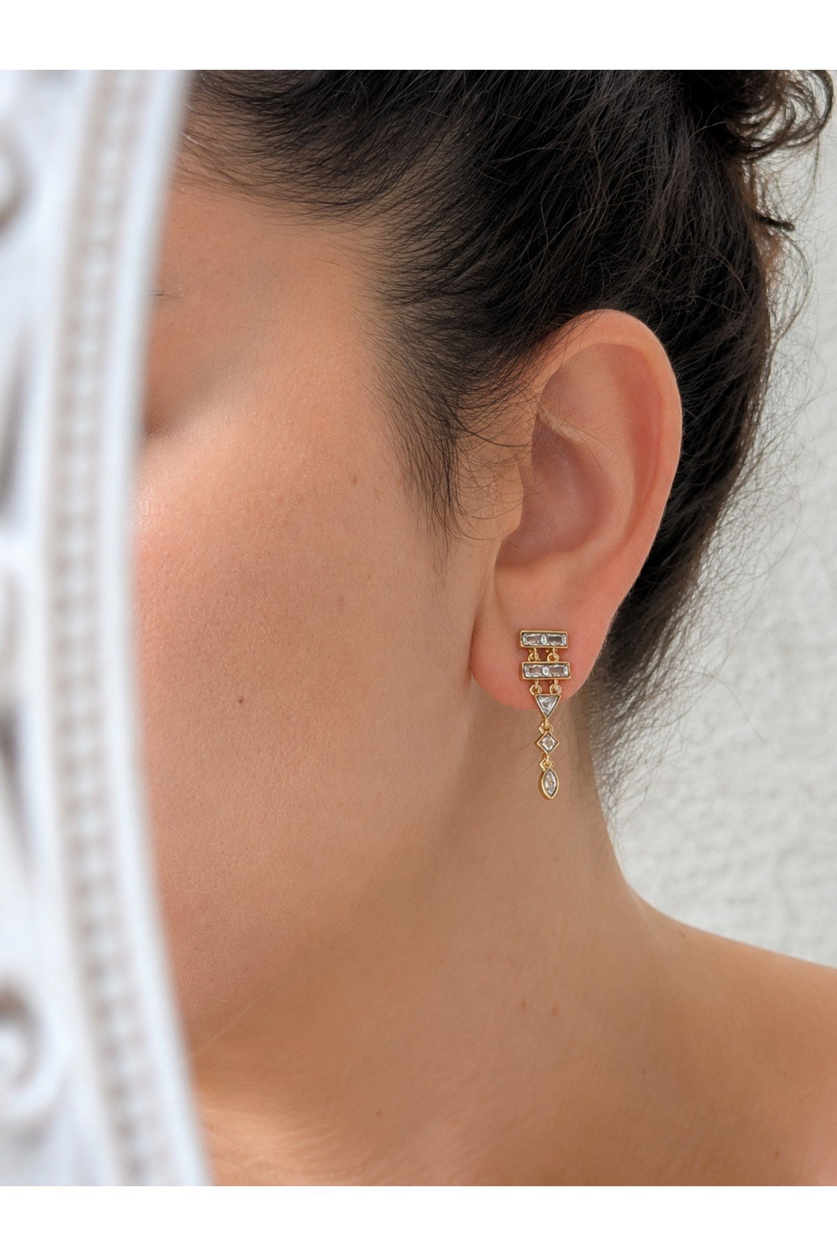 DéMila Arwen Gold Geometrik Zirkon Taşlı Paslanmaz Çelik Sallantılı Küpe