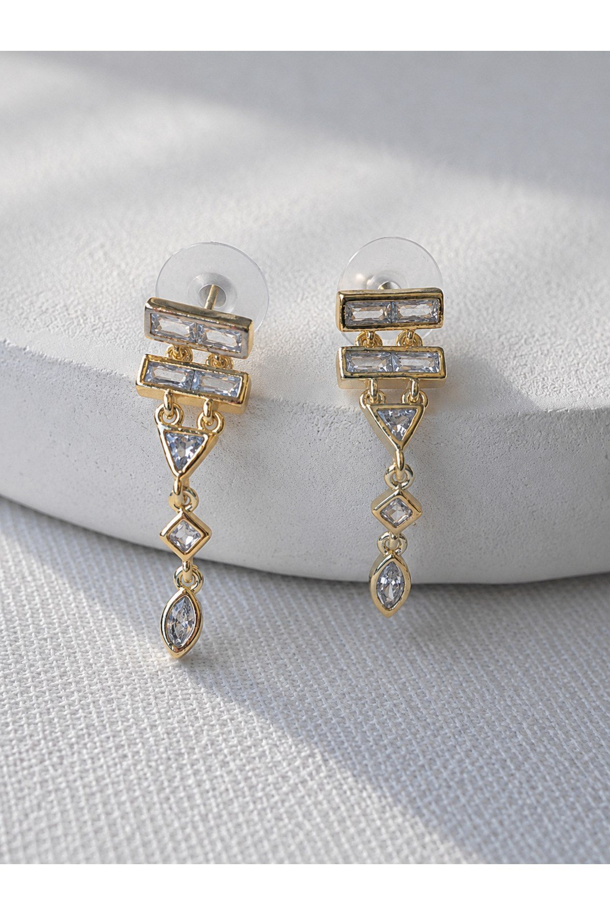 DéMila Arwen Gold Geometrik Zirkon Taşlı Paslanmaz Çelik Sallantılı Küpe