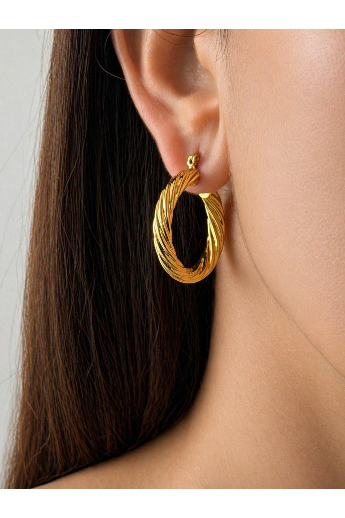 DéMila Twist Gold Halka Küpe | Altın Renk Dokulu Şık Küpe