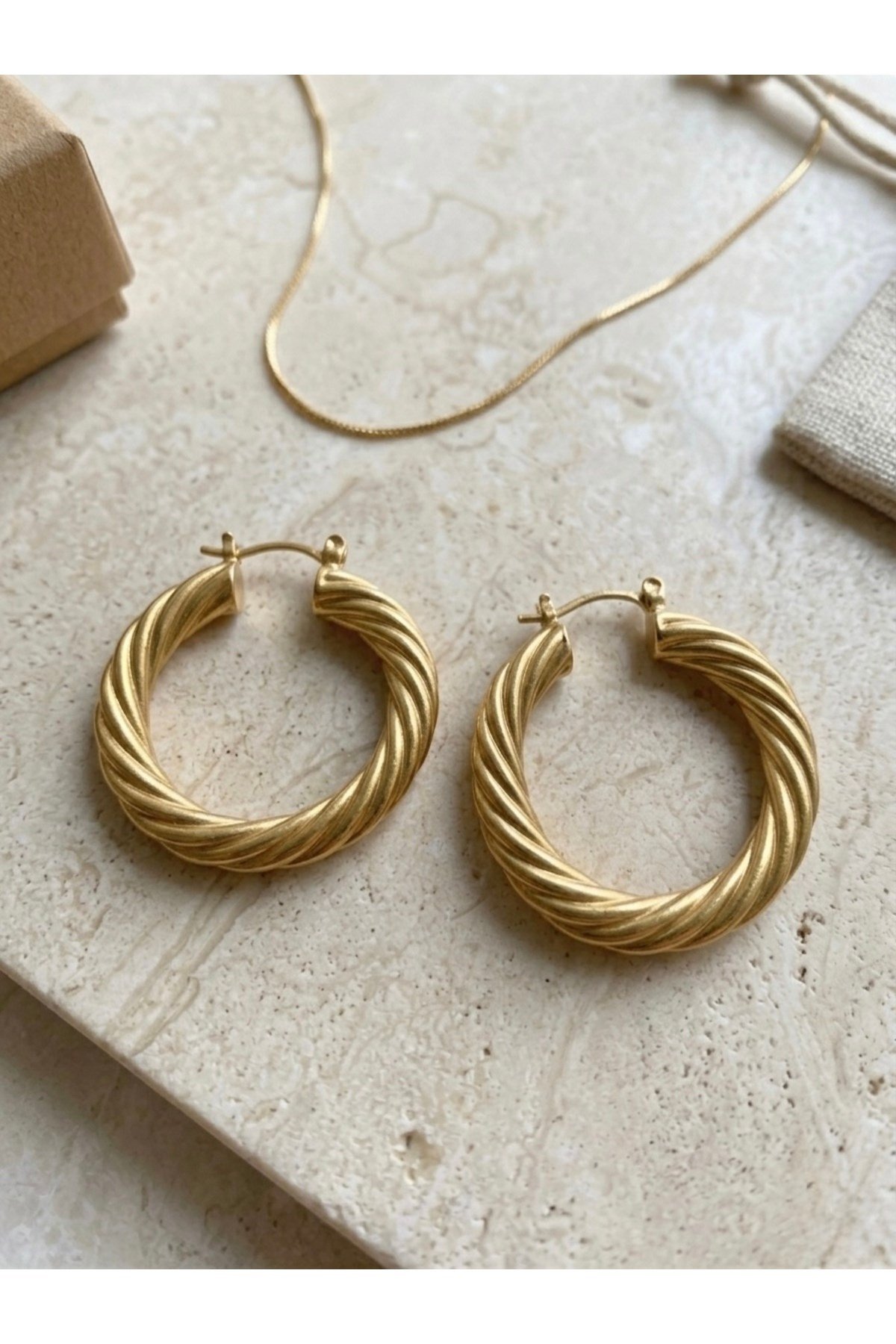 DéMila Twist Gold Halka Küpe | Altın Renk Dokulu Şık Küpe