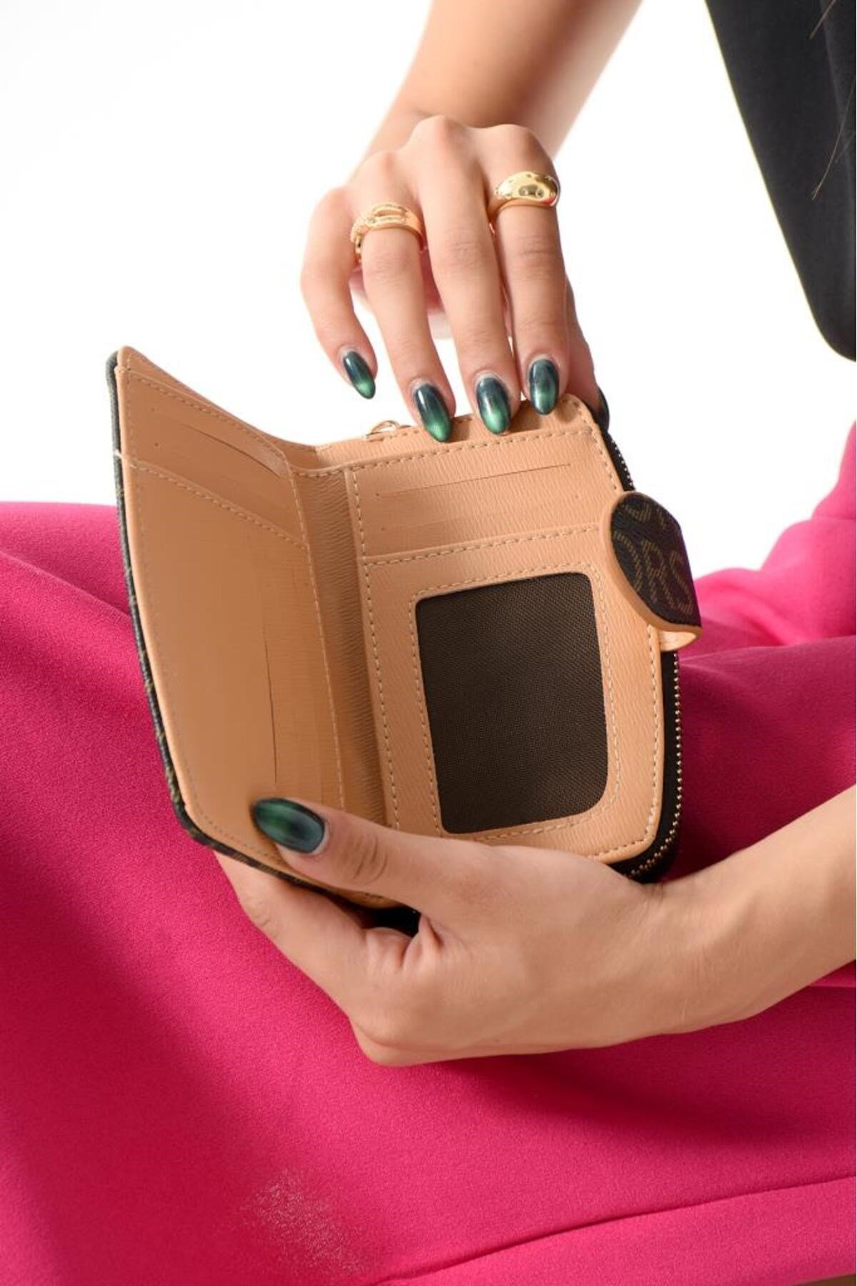 Berry Siyahkamelempirme Baskı Kadın El Cüzdanı 11.5x15.5 Ebatında