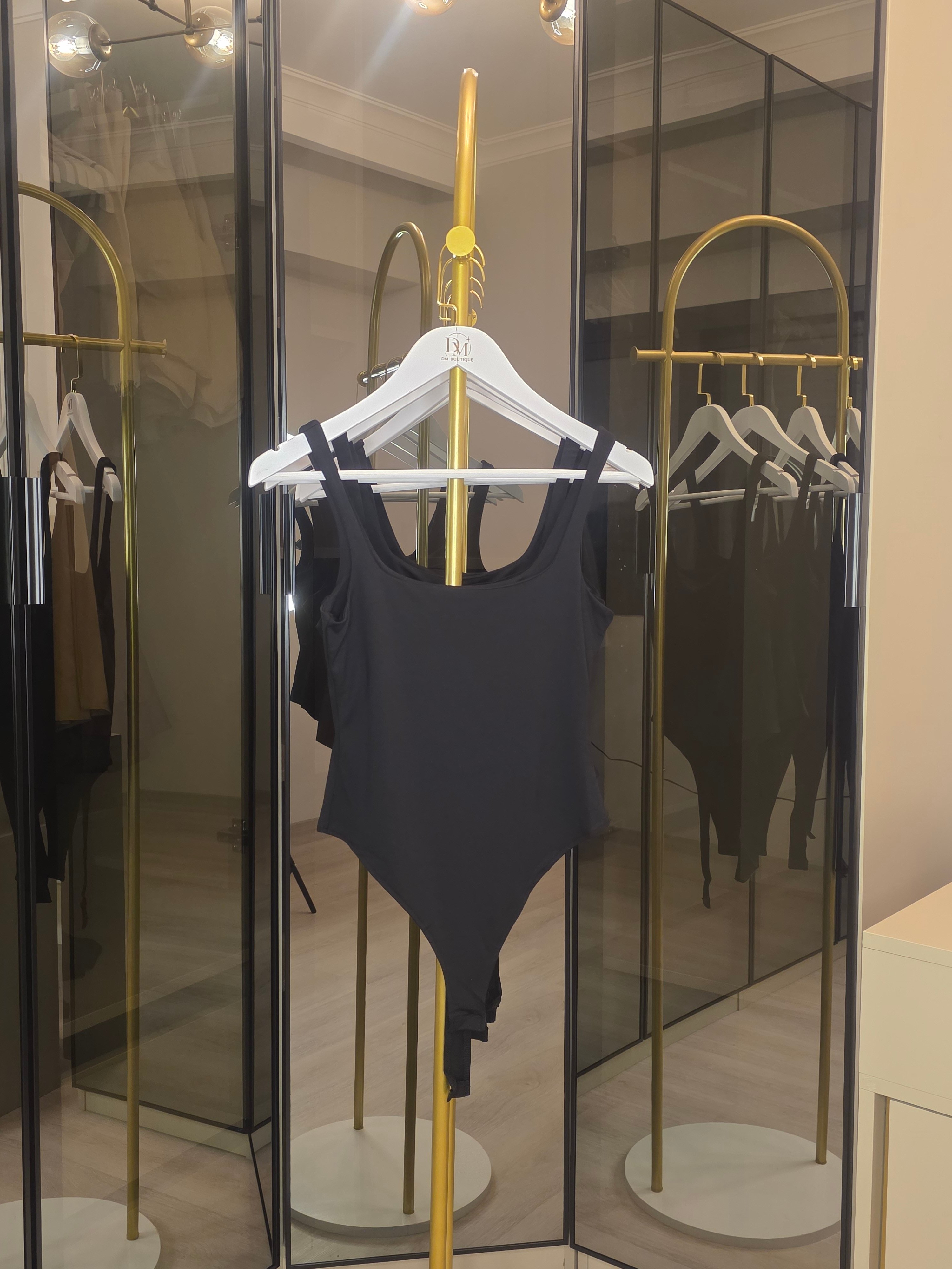 AÇIK YAKA SİYAH BODYSUIT
