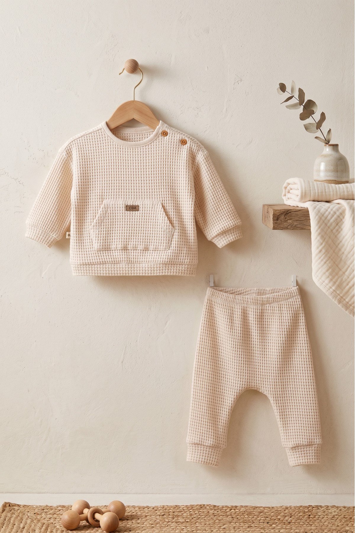 Bebek Takımı Waffle Kumaş %98 Pamuklu Ahşap Düğmeli Kanguru Cepli Unisex (1-12 Ay)