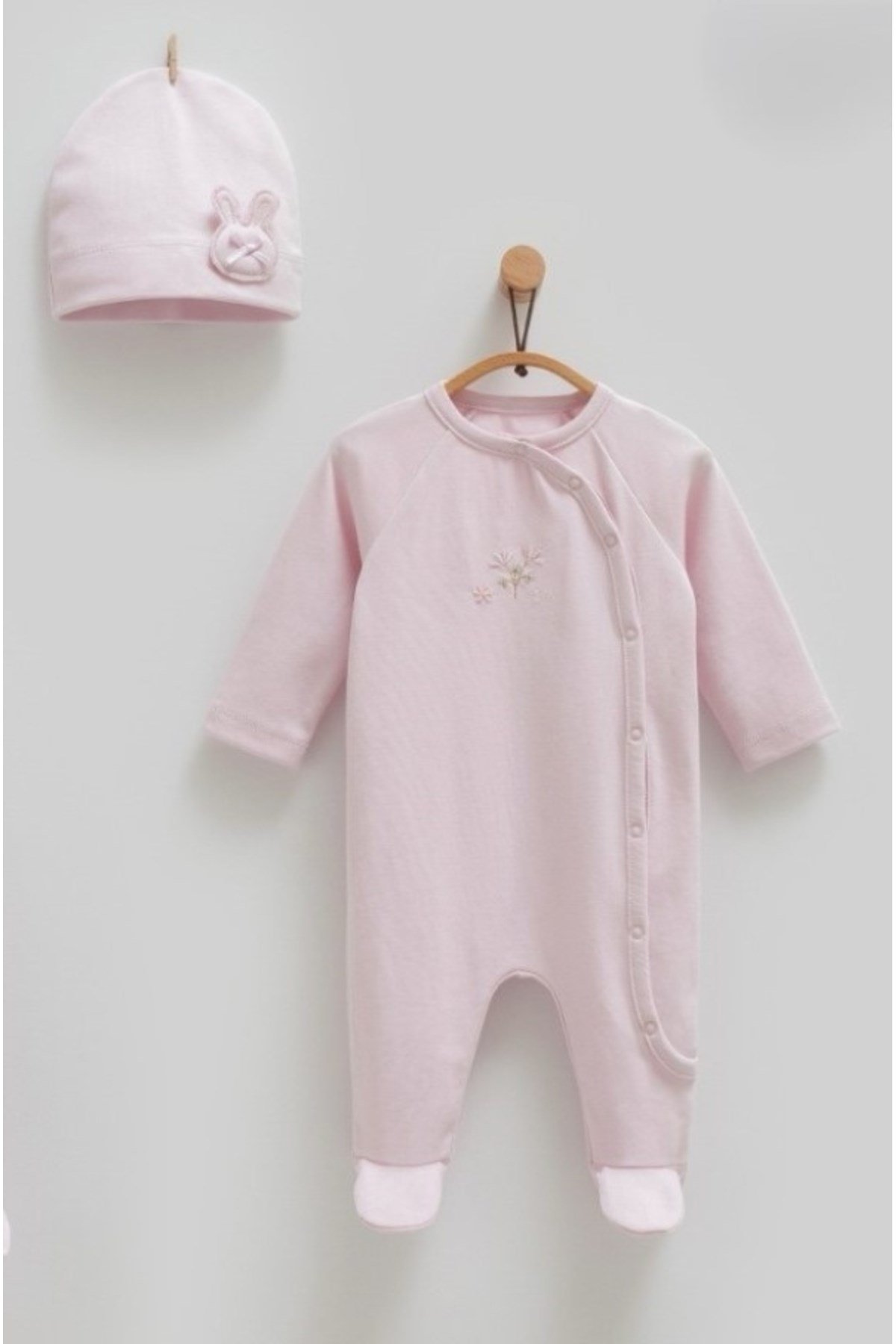 HASTANE ÇIKIŞI KIZ BEBEK 4 LÜ ZIBIN SETİ (BODY TULUM PANTOLON ŞAPKA ) ÇİÇEK DETAYLI