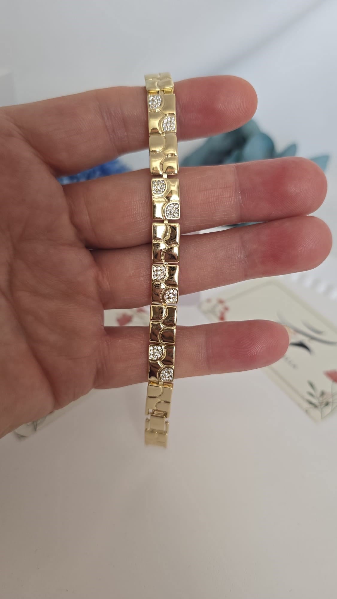 MADAME BELLA KALİTESİ,14 K ALTIN KAPLAMA,MODELİ VE İŞÇİLİGİ İLE ZARİF ,ŞIK.VE ESTETİK MODERN ÇELİK BİR BİLEKLİK XUPİNG