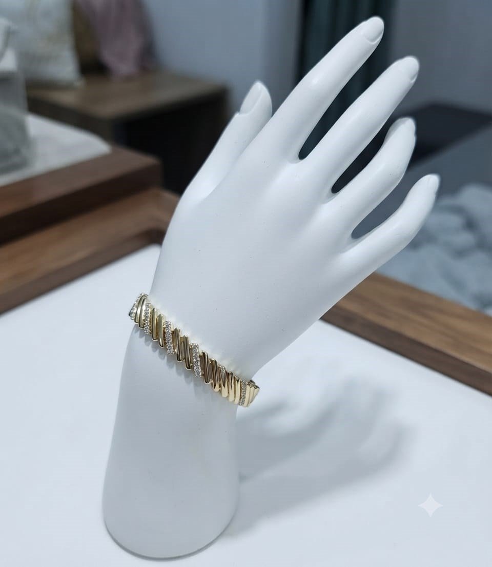 MADAME BELLA KALİTESİ,14 K ALTIN KAPLAMA,MODELİ VE İŞÇİLİGİ İLE ZARİF ,ŞIK.VE ESTETİK MODERN ÇELİK BİR BİLEKLİK XUPİNG