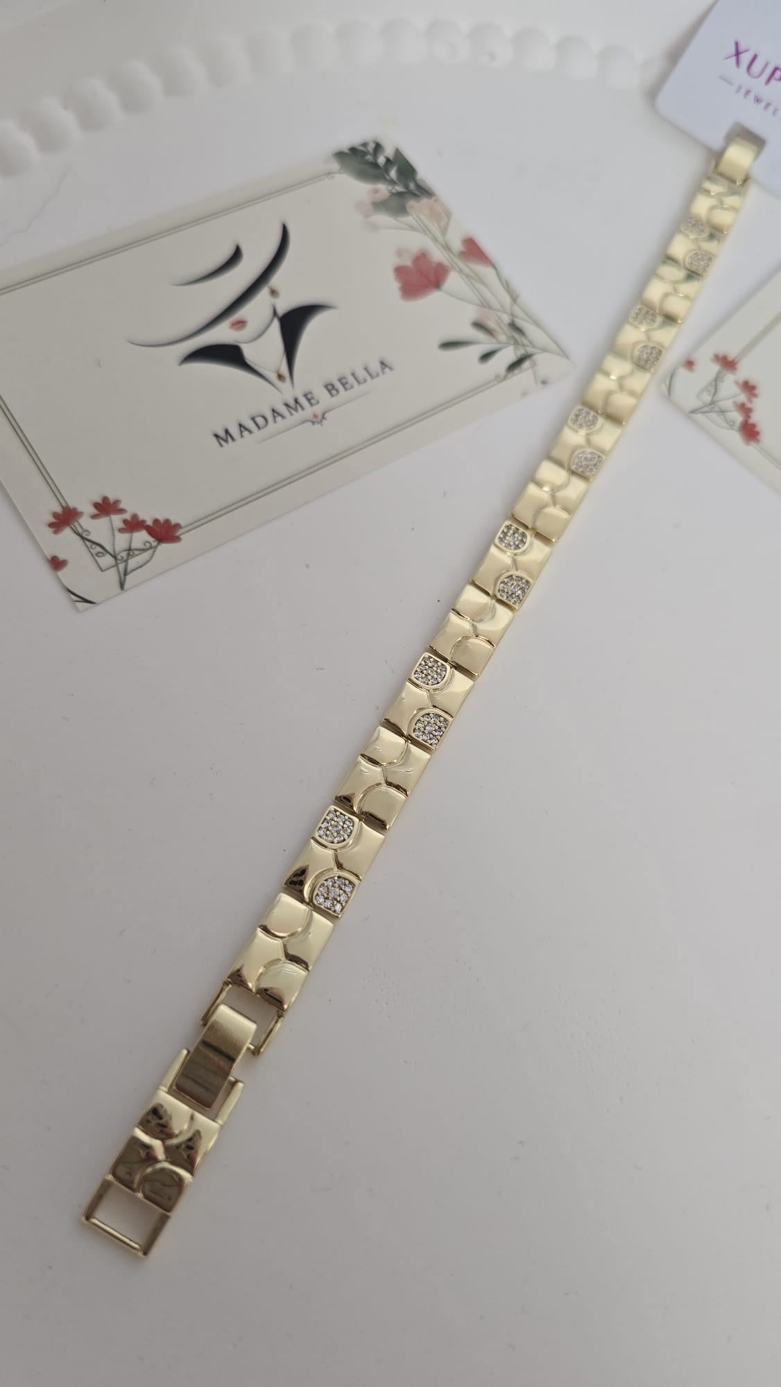MADAME BELLA KALİTESİ,14 K ALTIN KAPLAMA,MODELİ VE İŞÇİLİGİ İLE ZARİF ,ŞIK.VE ESTETİK MODERN ÇELİK BİR BİLEKLİK XUPİNG