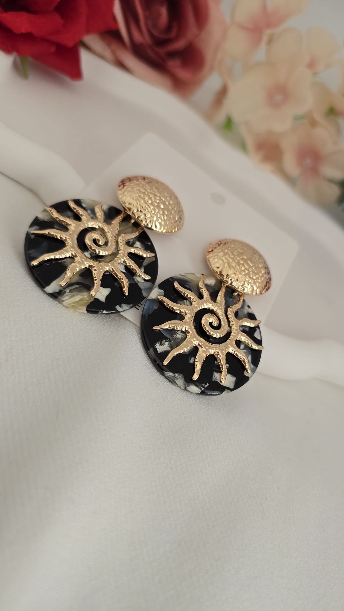 ÖZEL VİP TASARIM , SİYAHIN İÇİNDE GÜNEŞ ÖOK ŞIK VE ÖZEL DESENİYLE ENFES BİR KÜPE