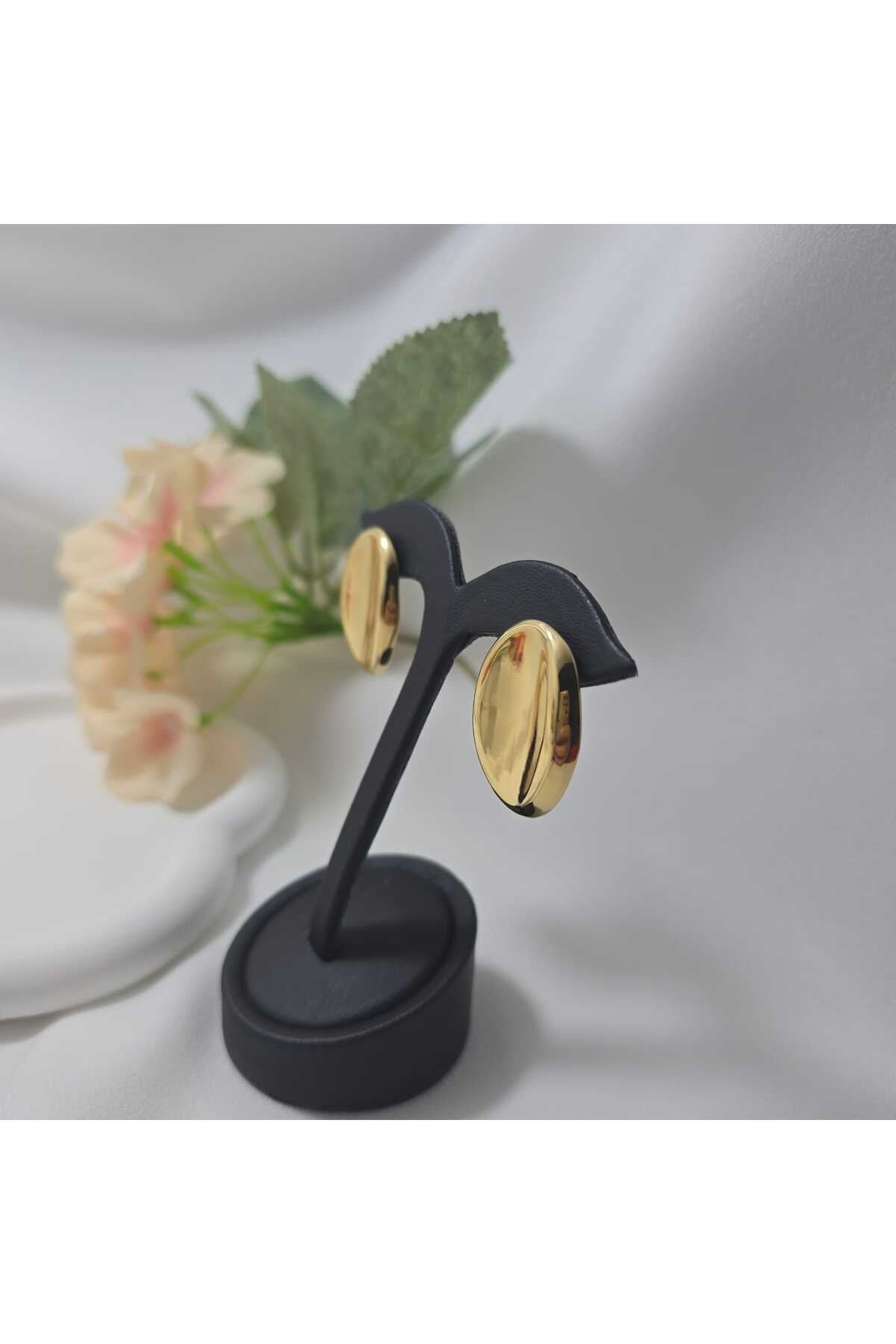 ŞEKLİ VE YAPISI İLE TAM BİR KLASİK OVAL PARLAK ÇELİK KÜPE