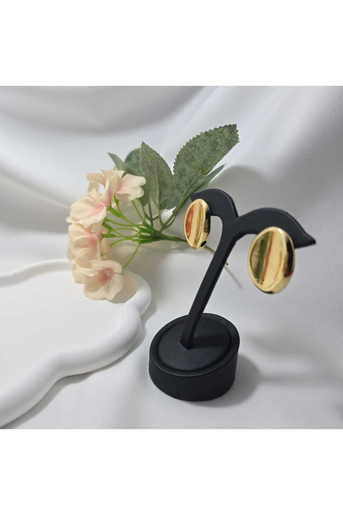 ŞEKLİ VE YAPISI İLE TAM BİR KLASİK OVAL PARLAK ÇELİK KÜPE
