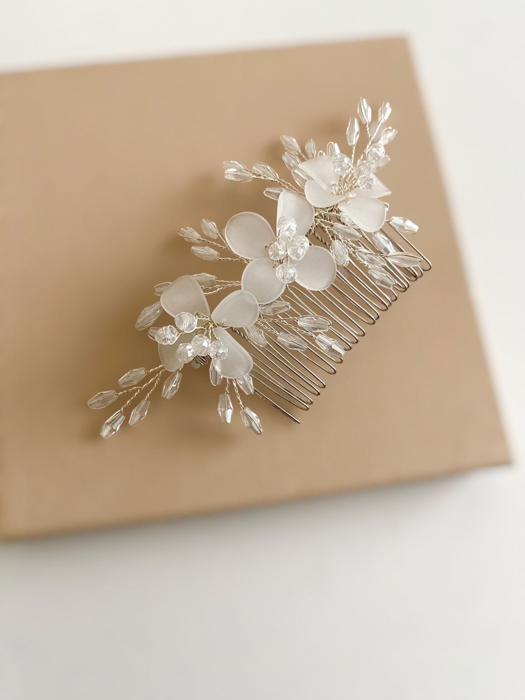 BEYAZ-ÇİÇEKLİ NİŞAN SAÇ TOKASIGİZEM ACCESSORY