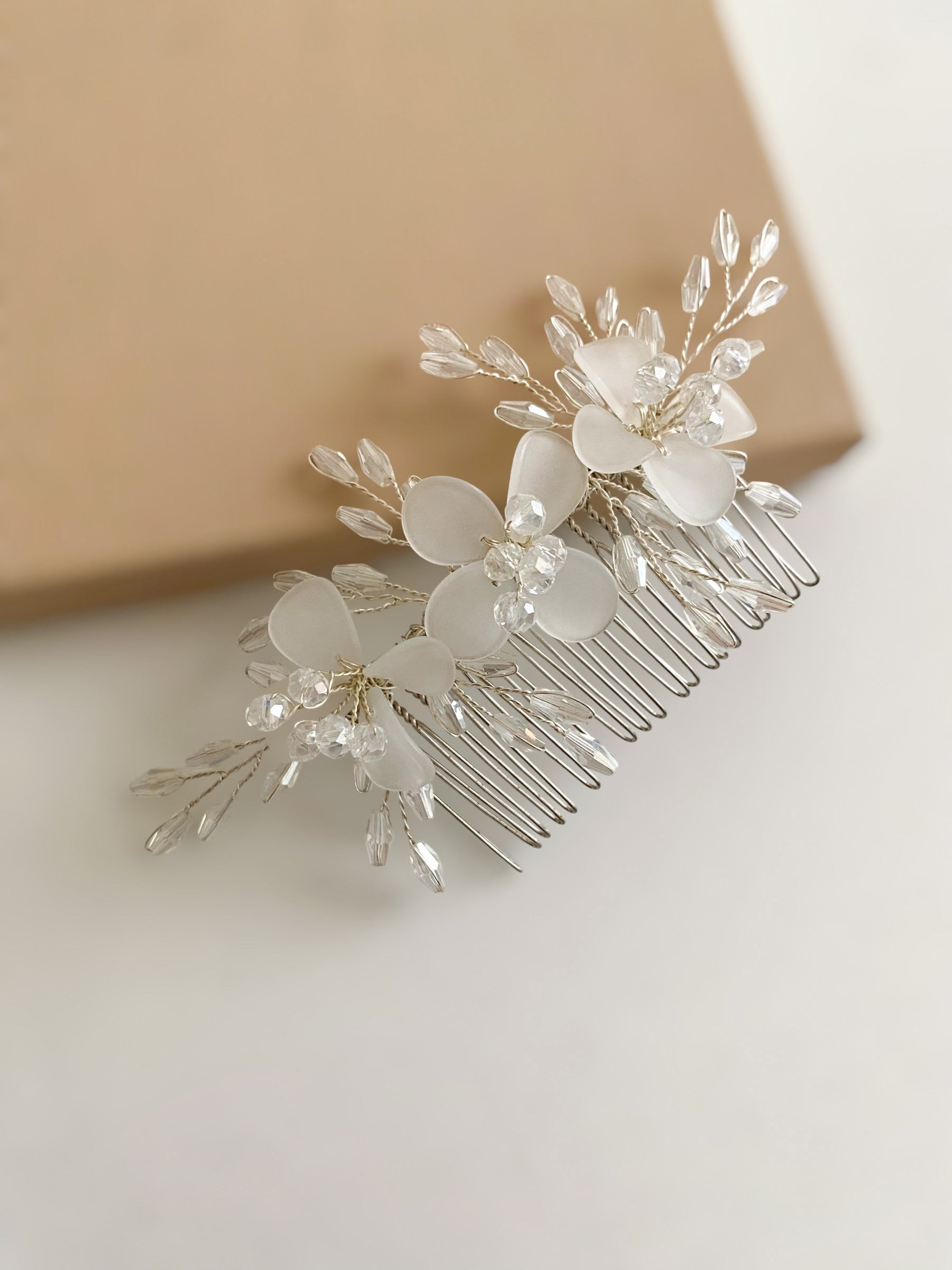 BEYAZ-ÇİÇEKLİ NİŞAN SAÇ TOKASIGİZEM ACCESSORY