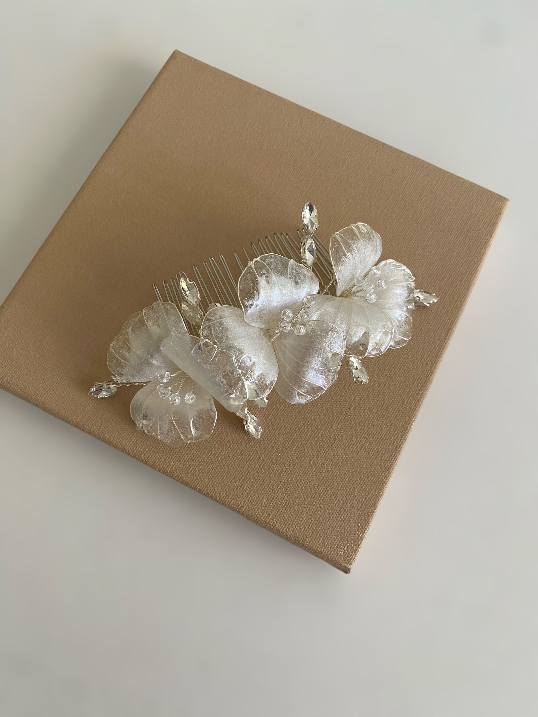 BEYAZ ŞEFFAF GEÇİŞLİ (DİANA MODEL) GELİN SAÇ TOKASIGİZEM ACCESSORY
