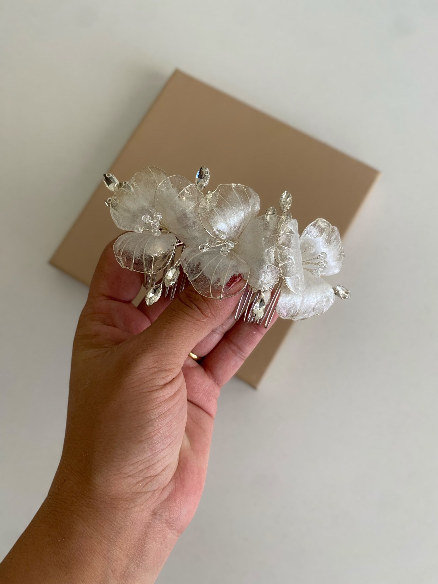 BEYAZ ŞEFFAF GEÇİŞLİ (DİANA MODEL) GELİN SAÇ TOKASIGİZEM ACCESSORY