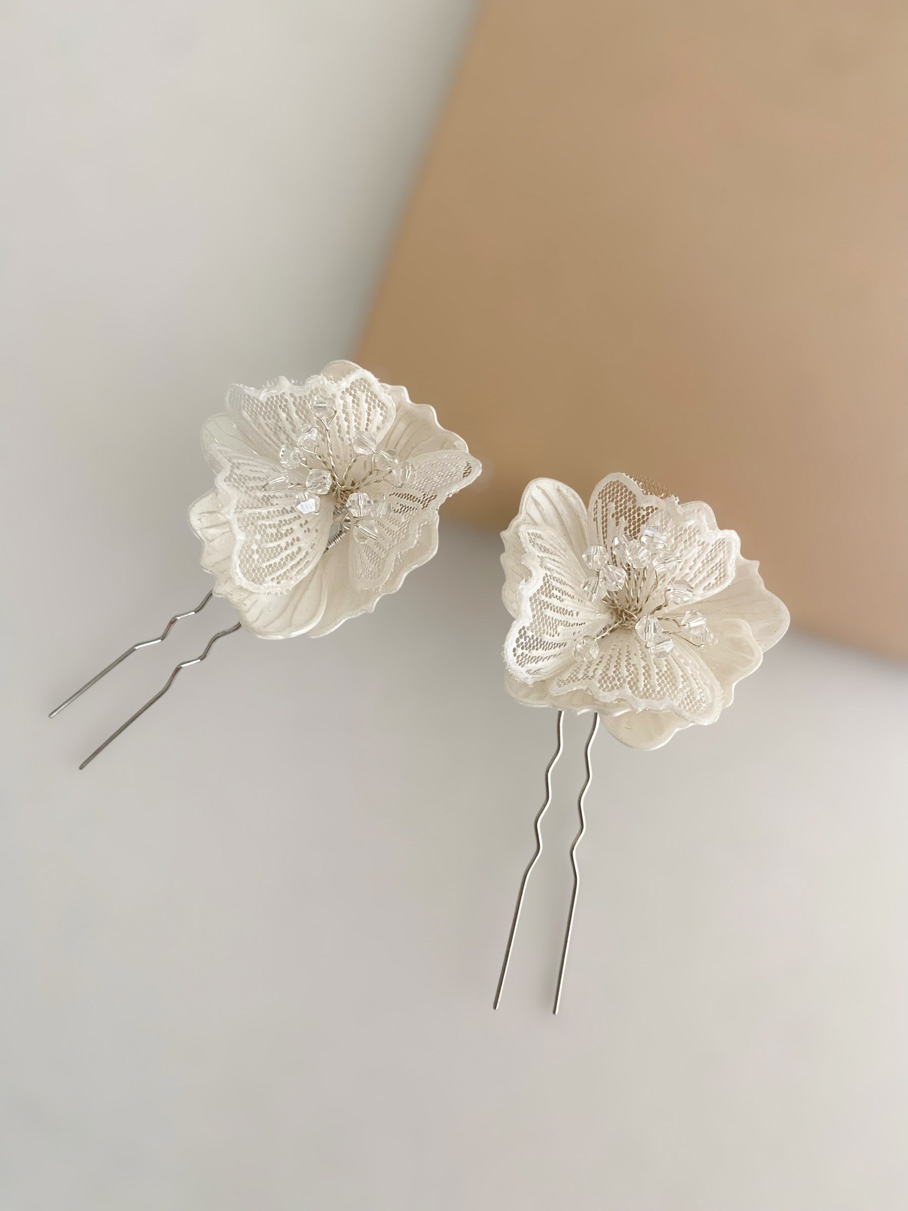 ÇİÇEKLİ PİN TOKAGİZEM ACCESSORY