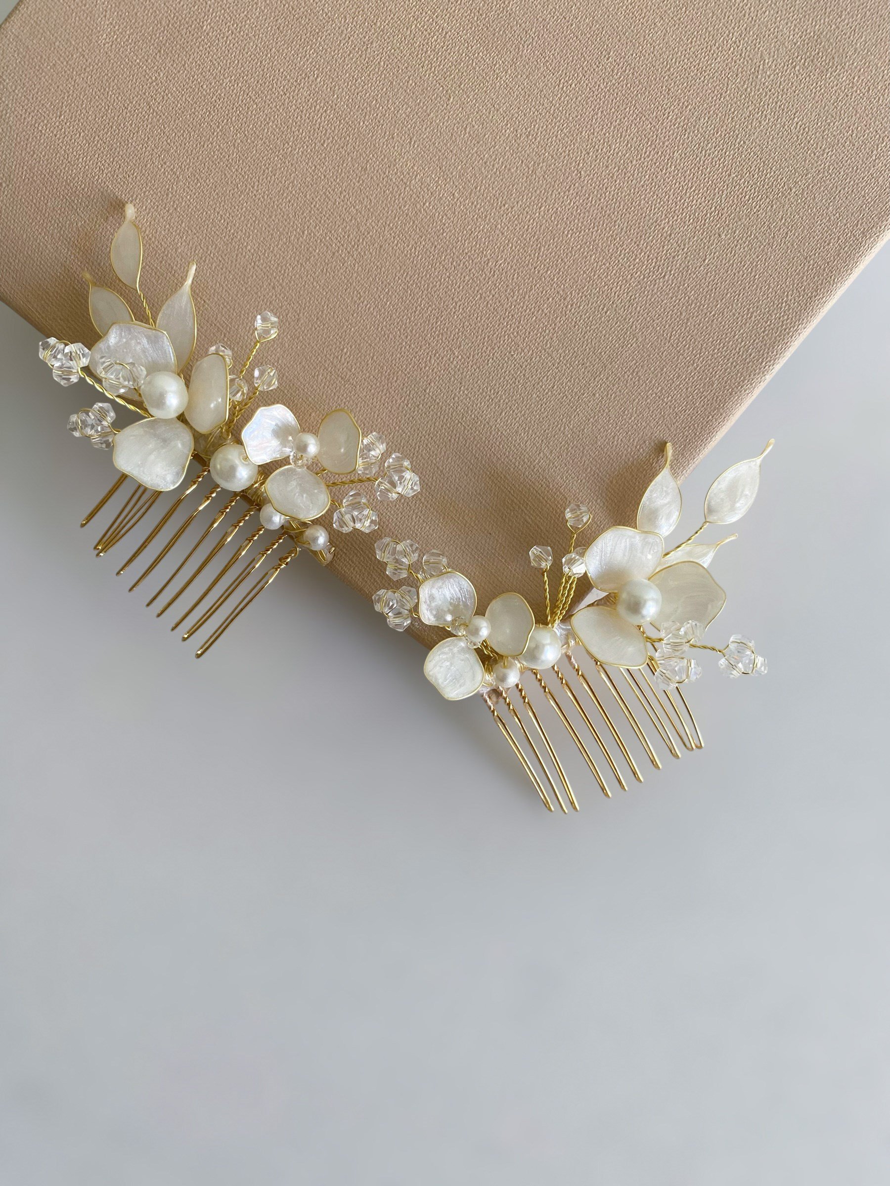 Gold detaylı çiçekli gelin saç tokasıGİZEM ACCESSORY