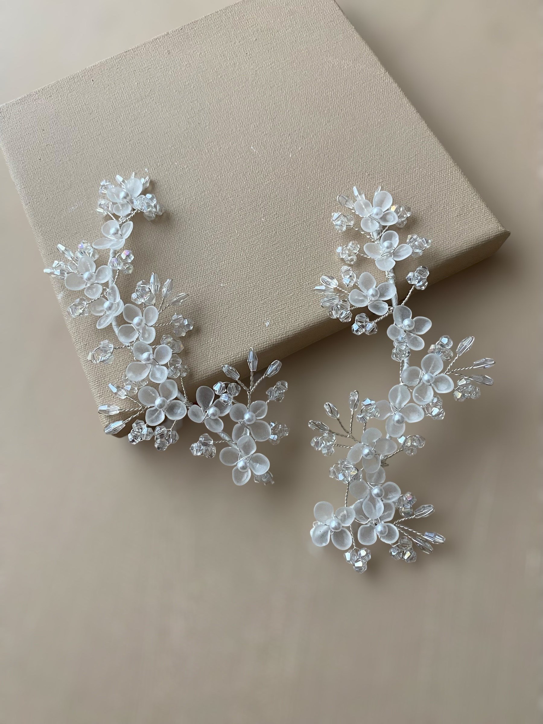 İNCİ VE ÇİÇEK DETAYLI GELİN SAÇ TOKASIGİZEM ACCESSORY