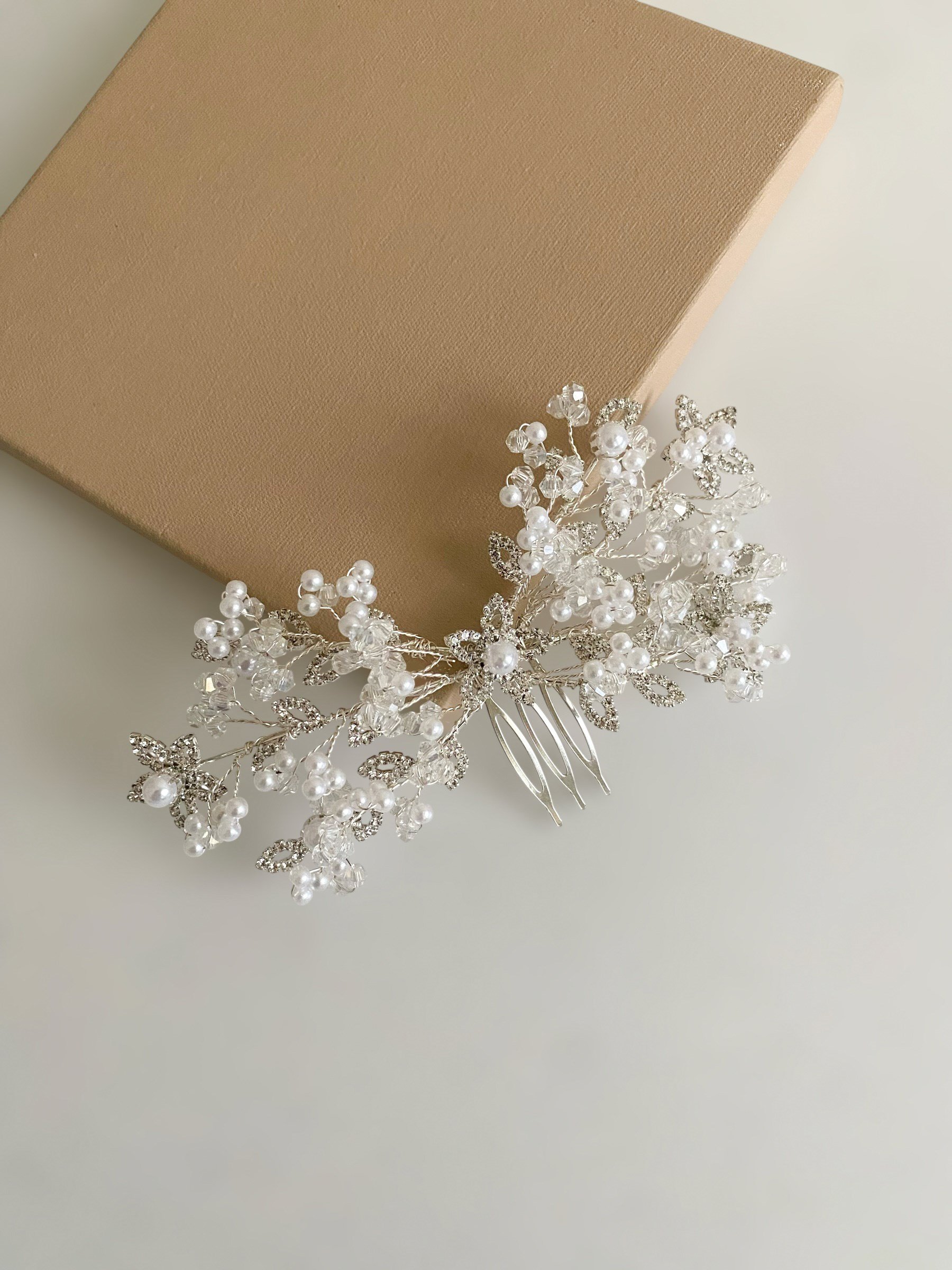 İNCİ VE ZİRKON TAŞ DETAYLI GELİN SAÇ TOKASIGİZEM ACCESSORY