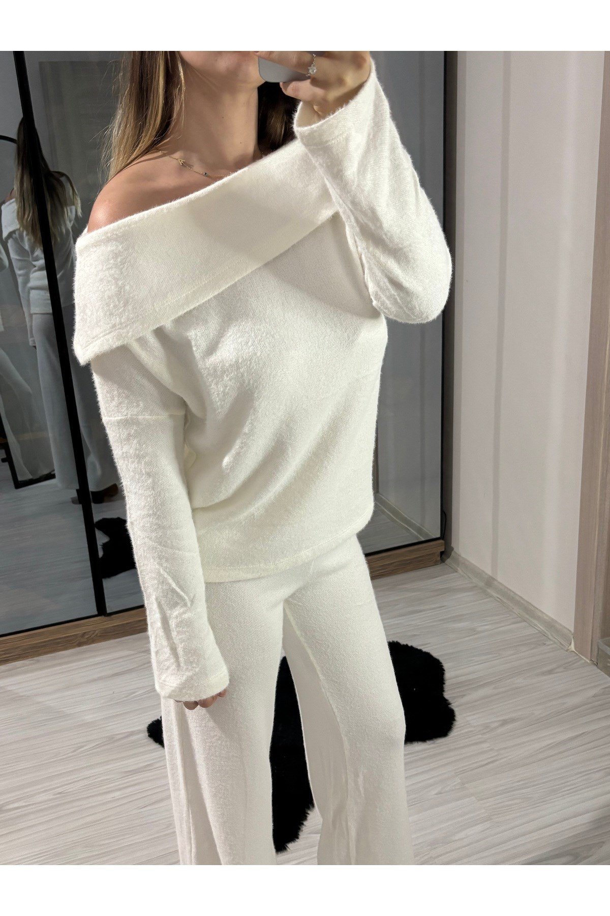 Yumoş madonna yaka pantolonlu takım