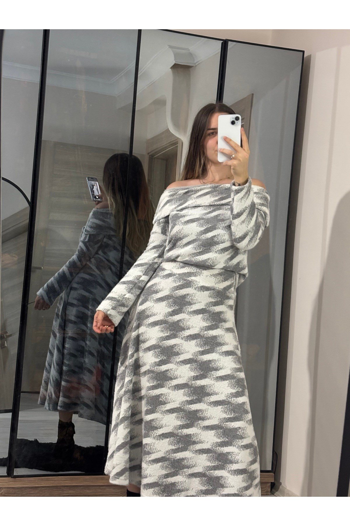 Yumoş Triko Madonna Yaka Etekli Takım